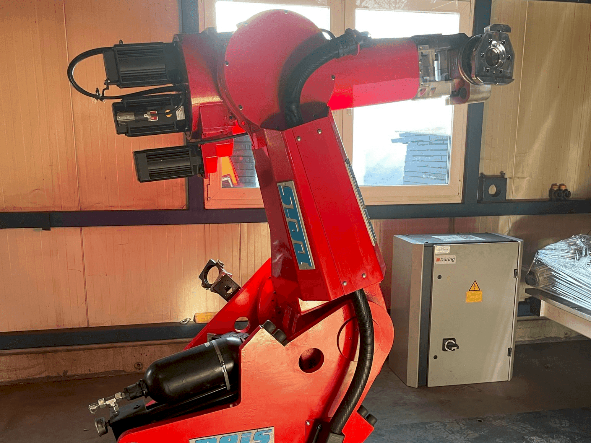 Vista frontal de la máquina Reis SRV 130