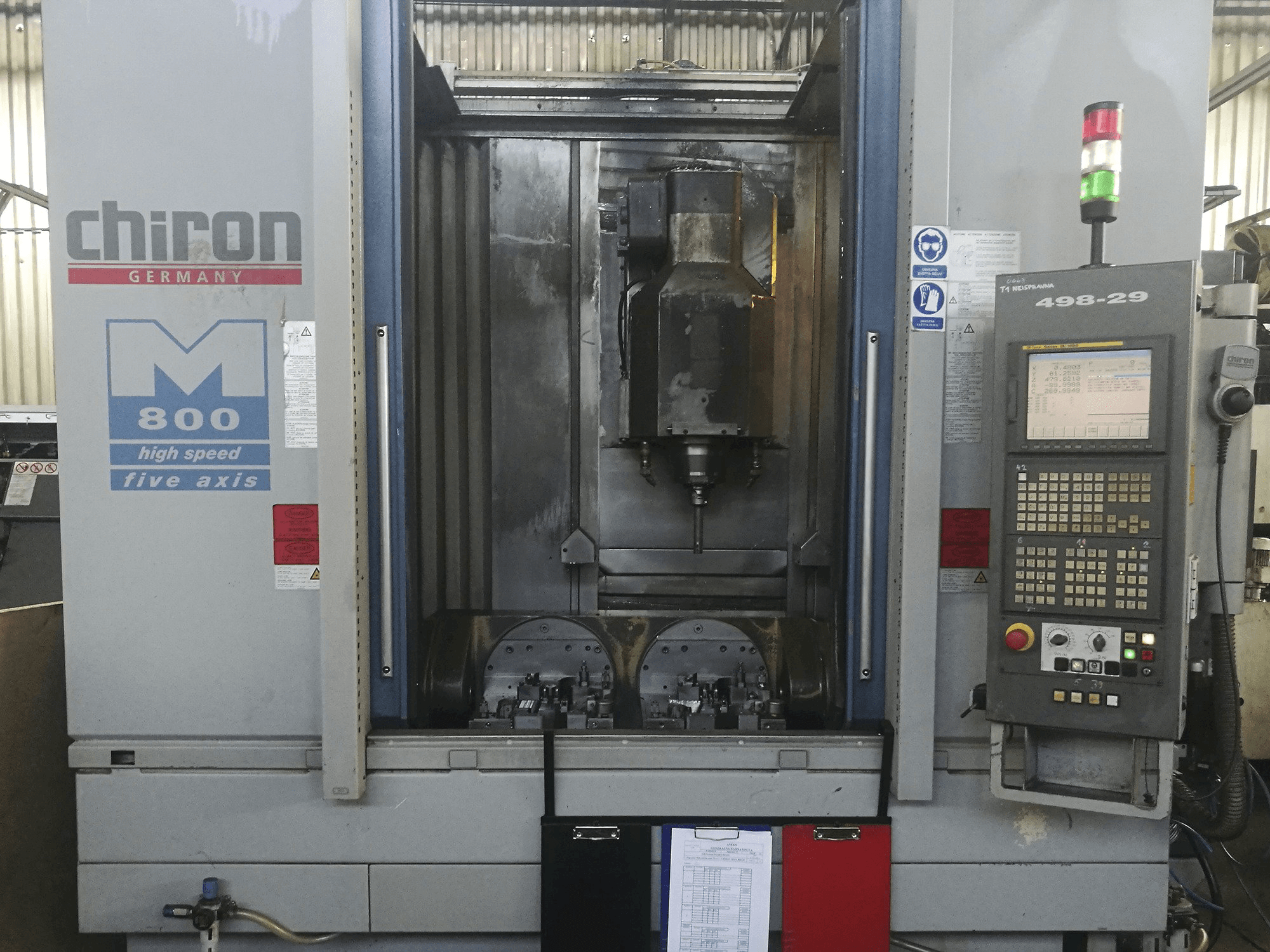 Vista frontal de la máquina CHIRON MILL 800