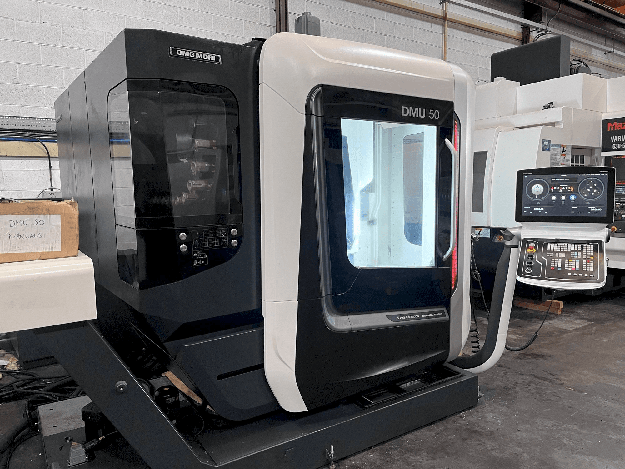 Vista frontal de la máquina DMG DMU 50