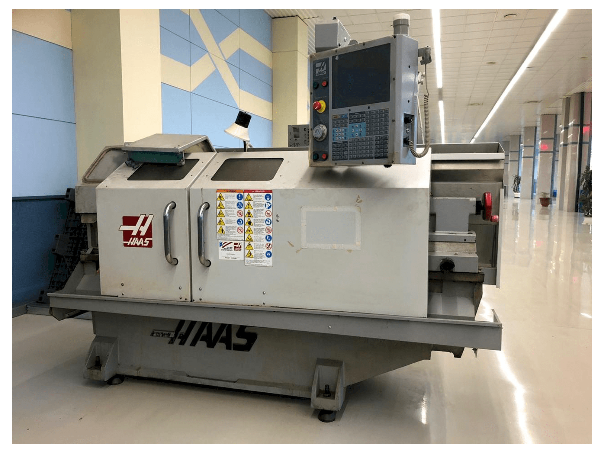 Vista frontal de la máquina HAAS TL-2HE