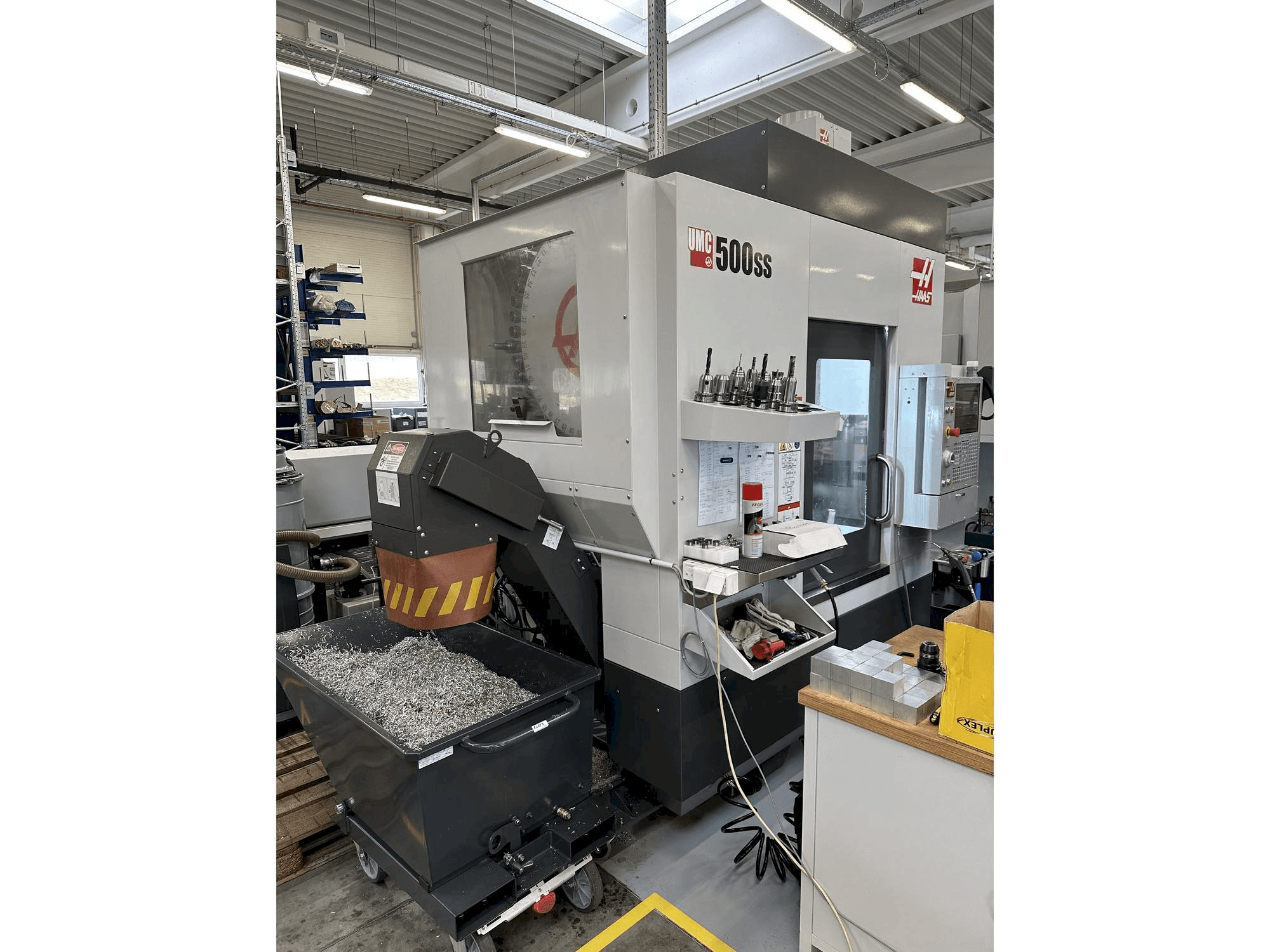 Vista frontal de la máquina HAAS UMC-500SS