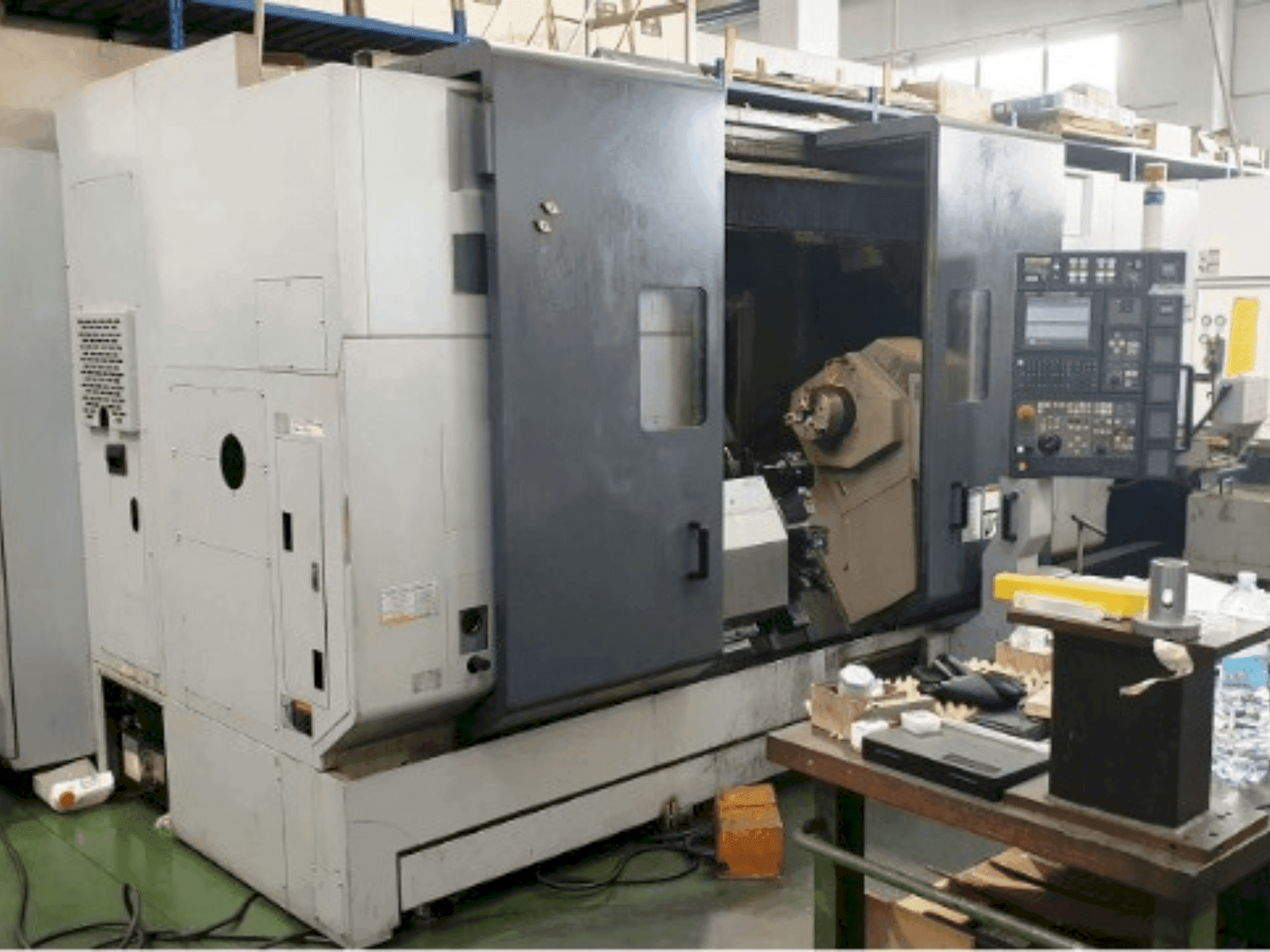 Vista frontal de la máquina MORI SEIKI MT2000 SZ
