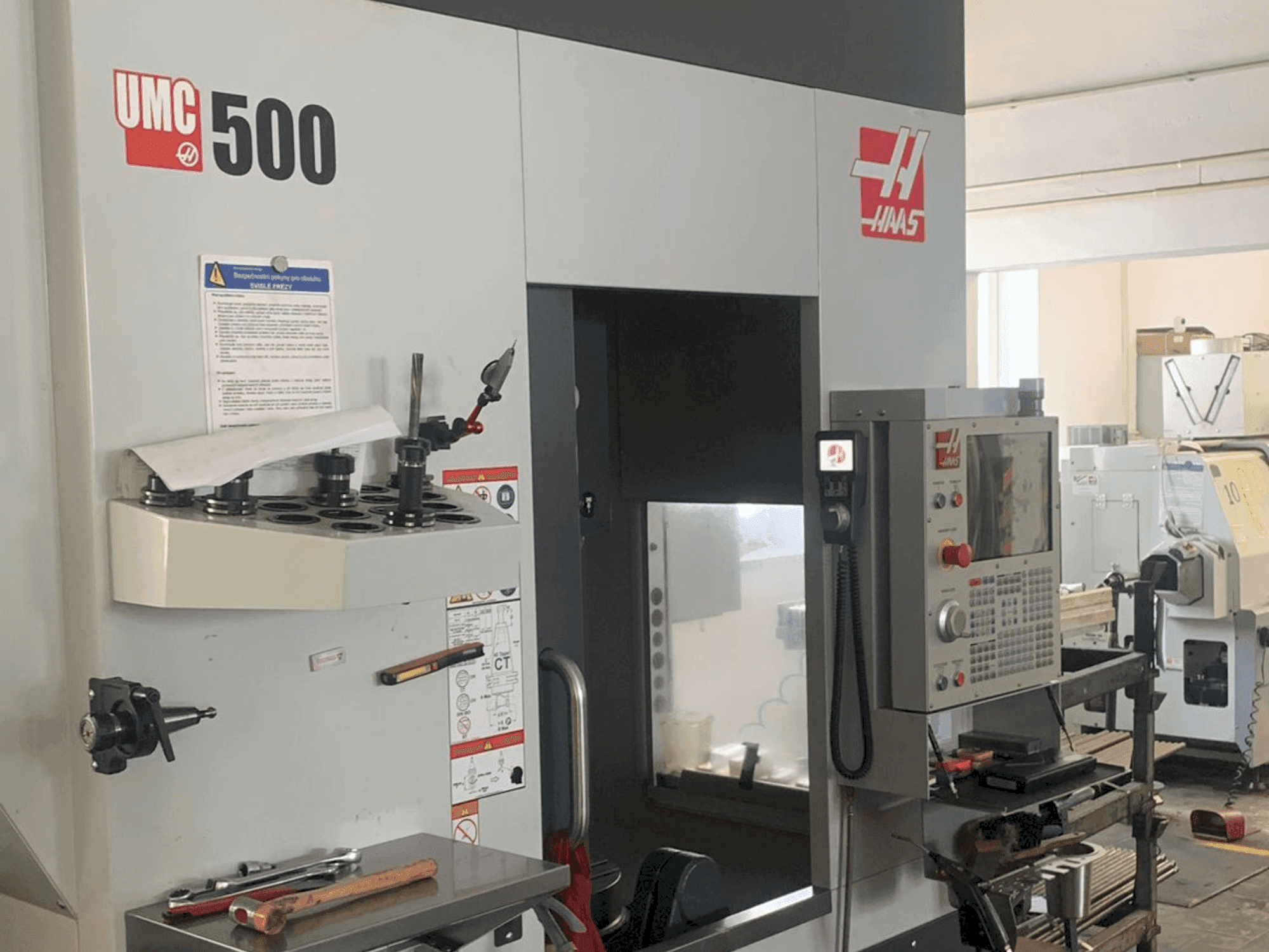Vista frontal de la máquina HAAS UMC 500