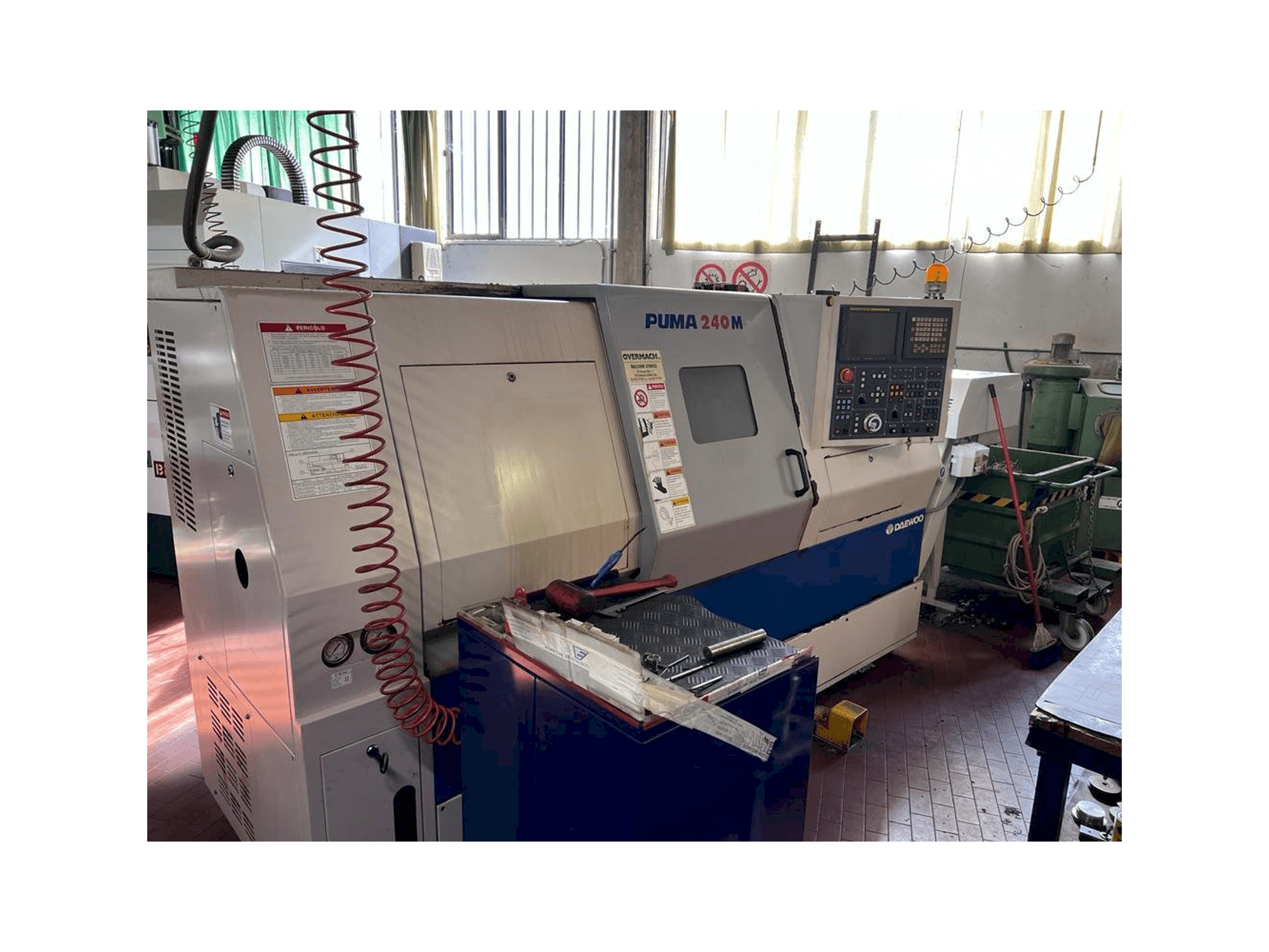 Vista frontal de la máquina DAEWOO Puma 240M