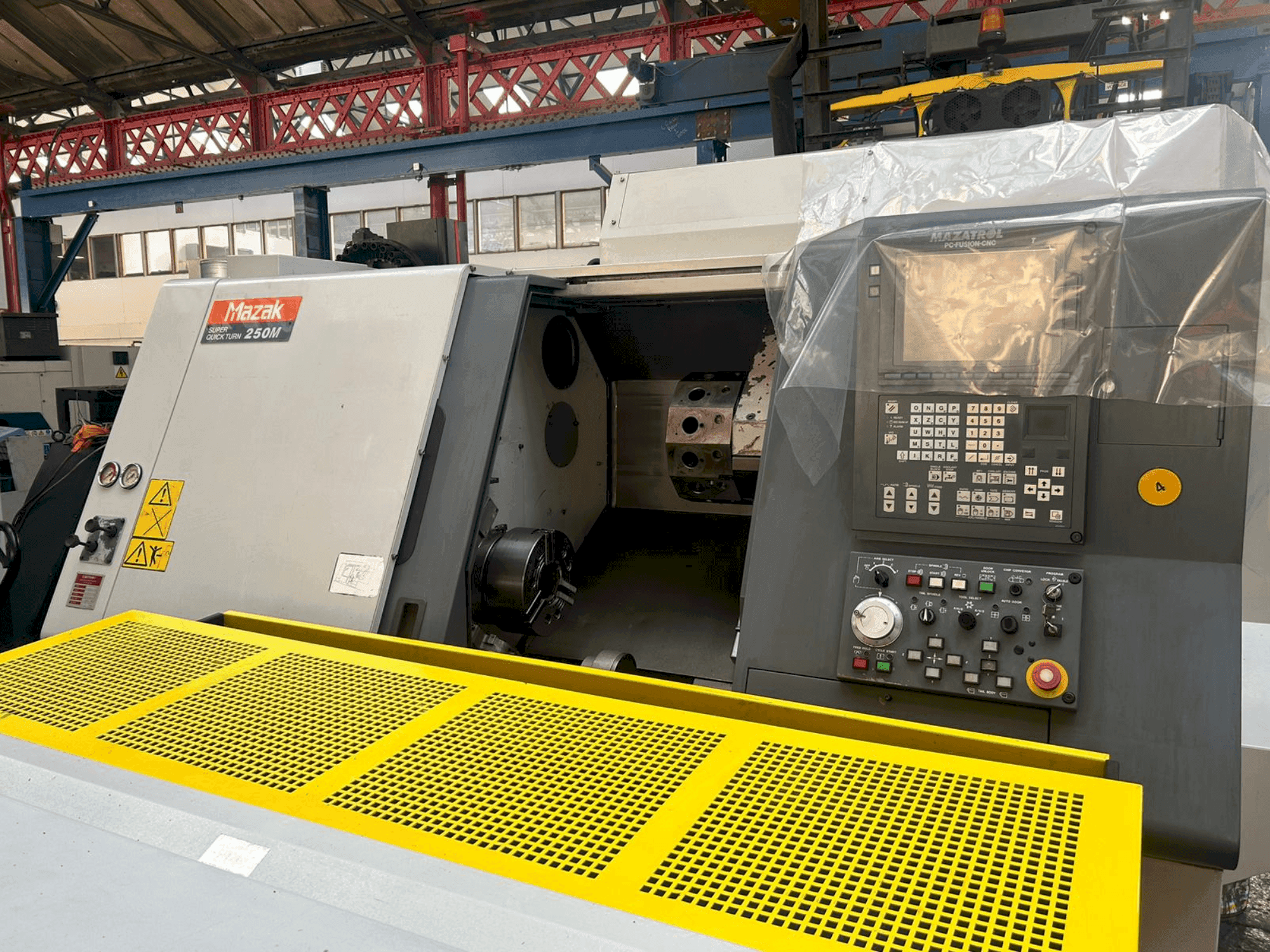 Vista frontal de la máquina Mazak SQT 250M