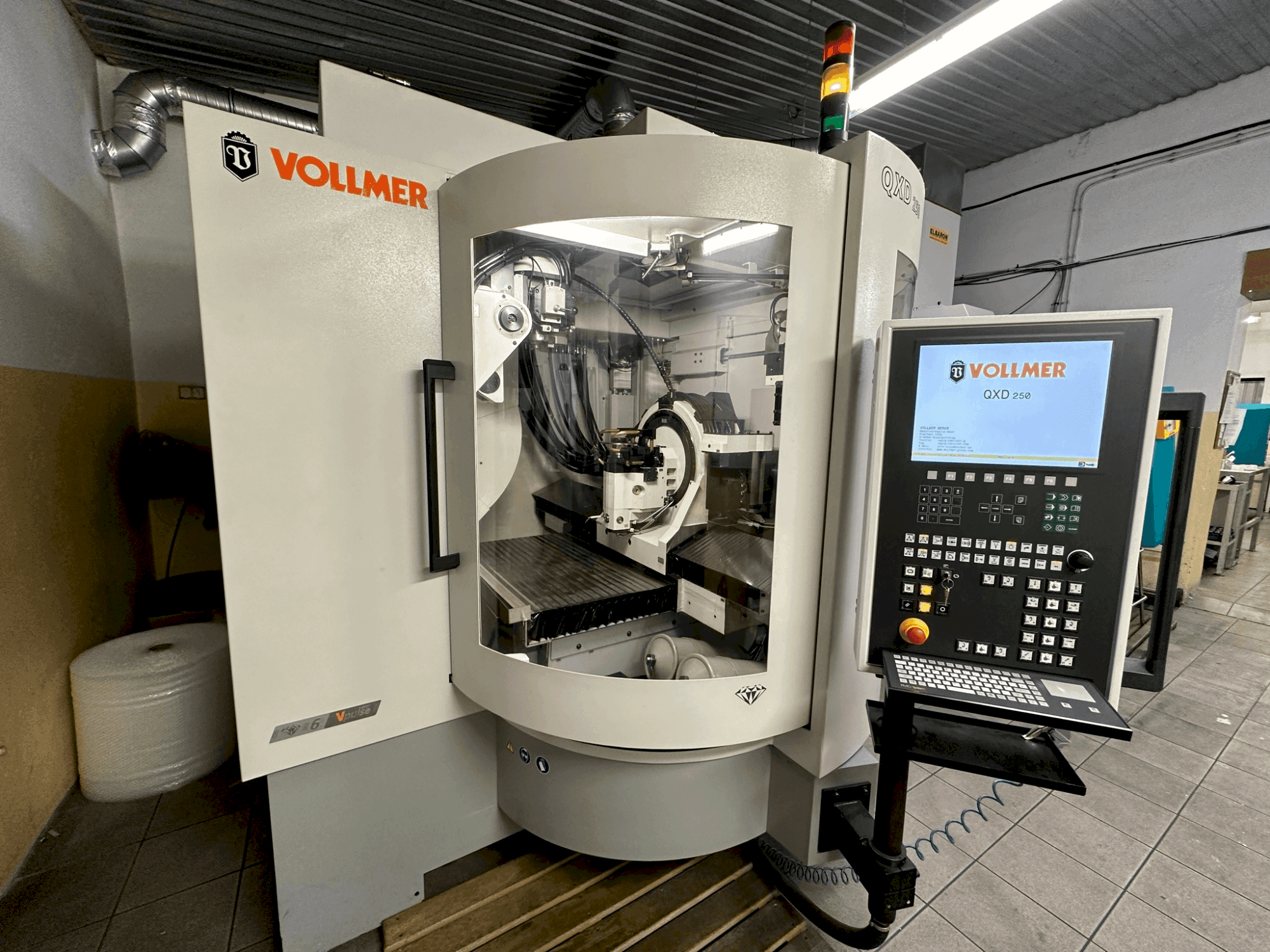 Vista frontal de la máquina VOLLMER QXD 250