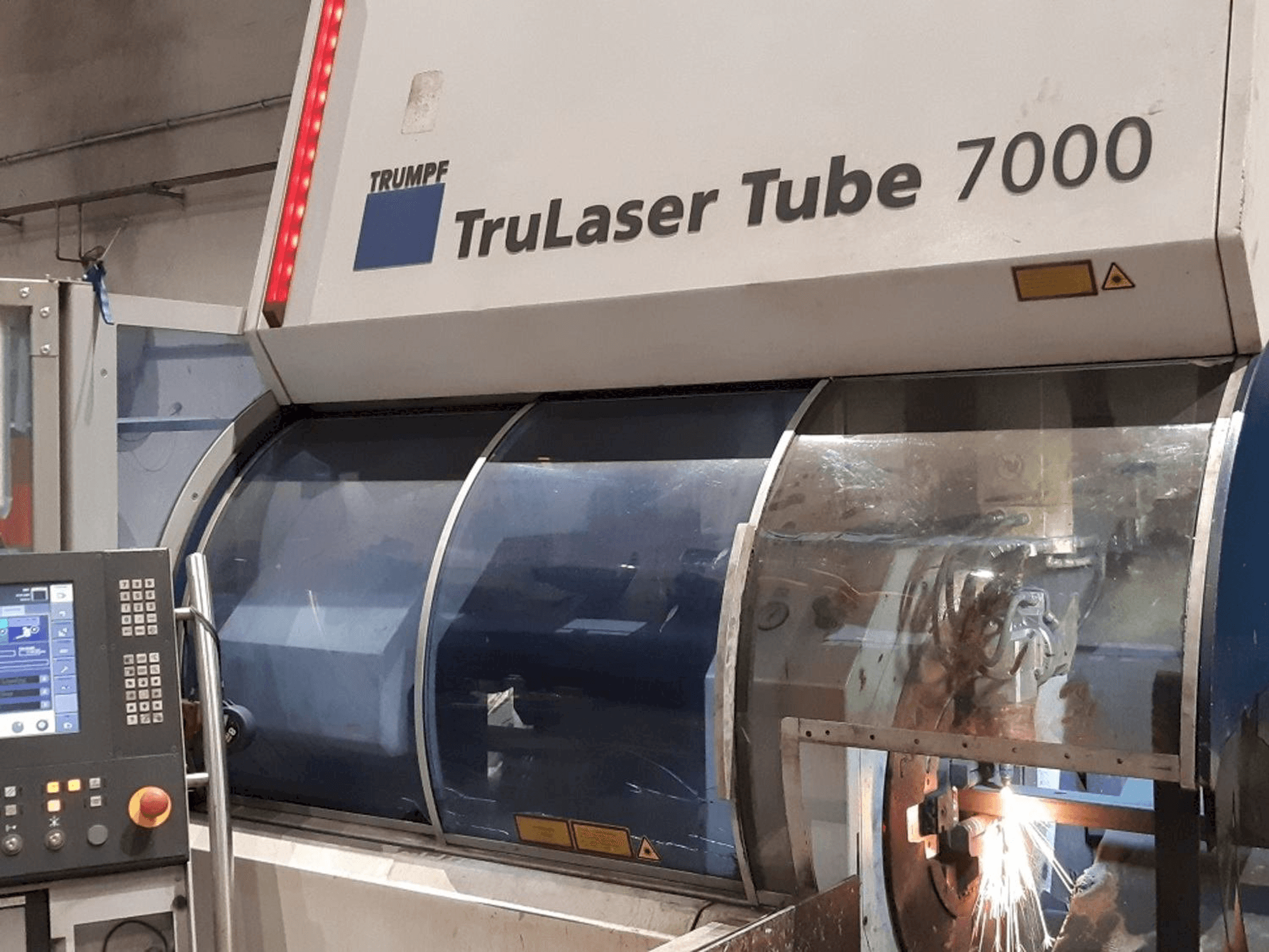 Vista frontal de la máquina Trumpf TruLaser Tube 7000