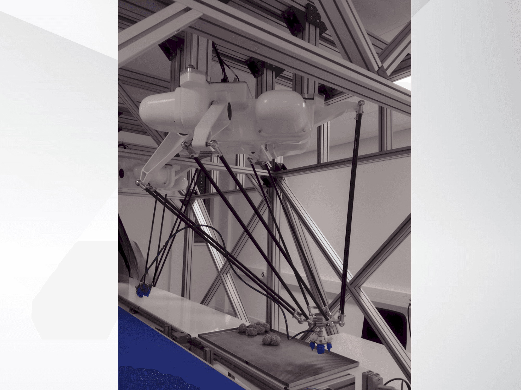 Vista frontal de la máquina OMRON Quattro 800HS with Platform P30