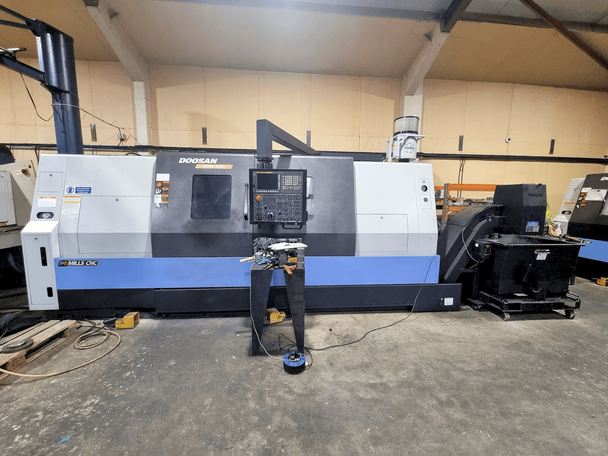 Vista frontal de la máquina DOOSAN Puma 400LB