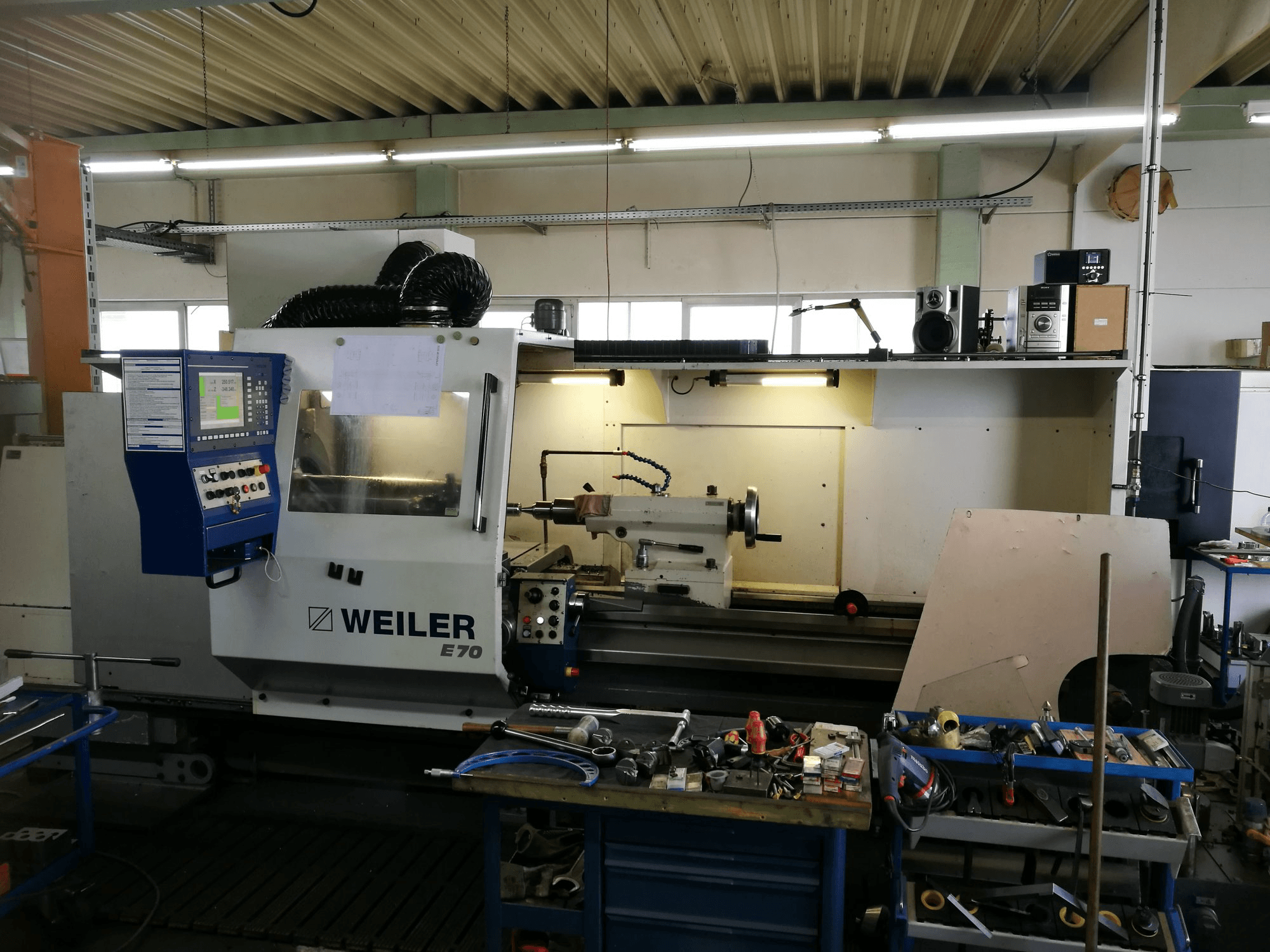 Vista frontal de la máquina Weiler E70/3000
