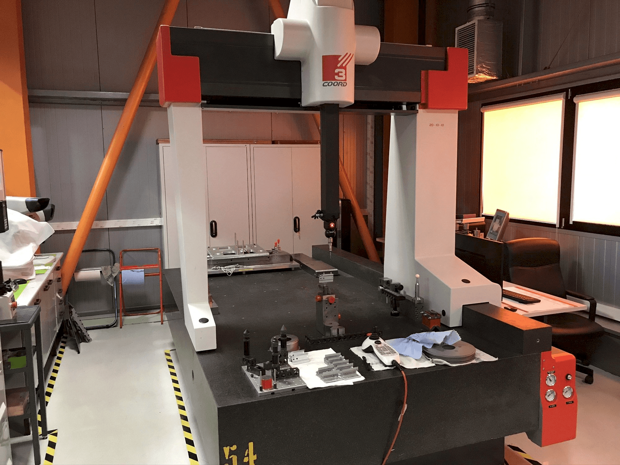 Vista frontal de la máquina Coord3 MC16 20-10-10