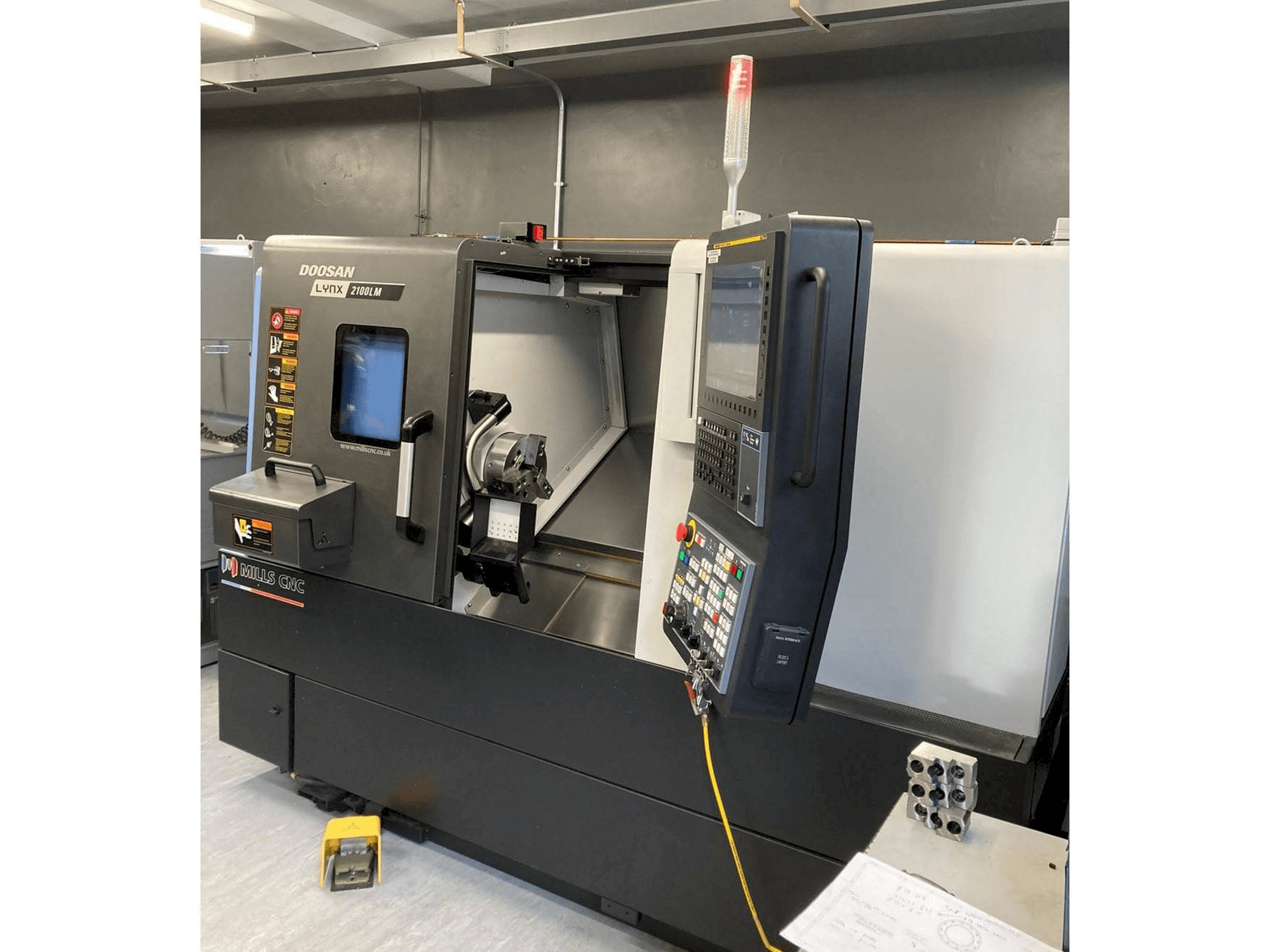 Vista frontal de la máquina Doosan Lynx 2100 LMB