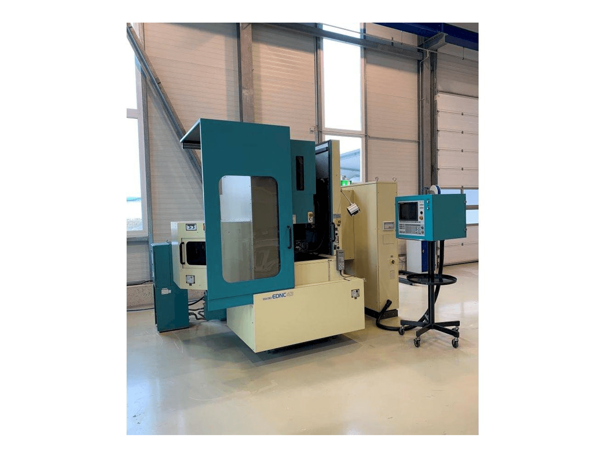 Vista frontal de la máquina Makino EDNC43