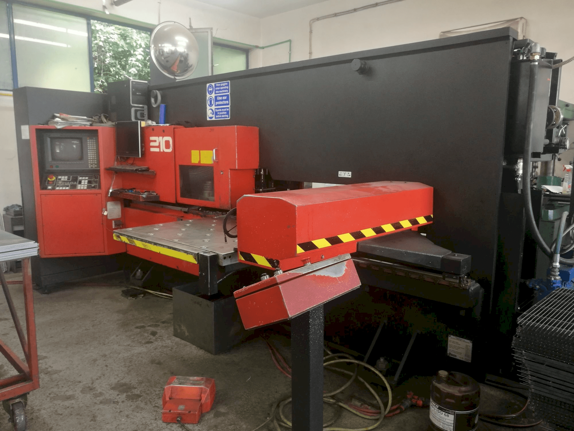 Vista frontal de la máquina AMADA Arcade 210