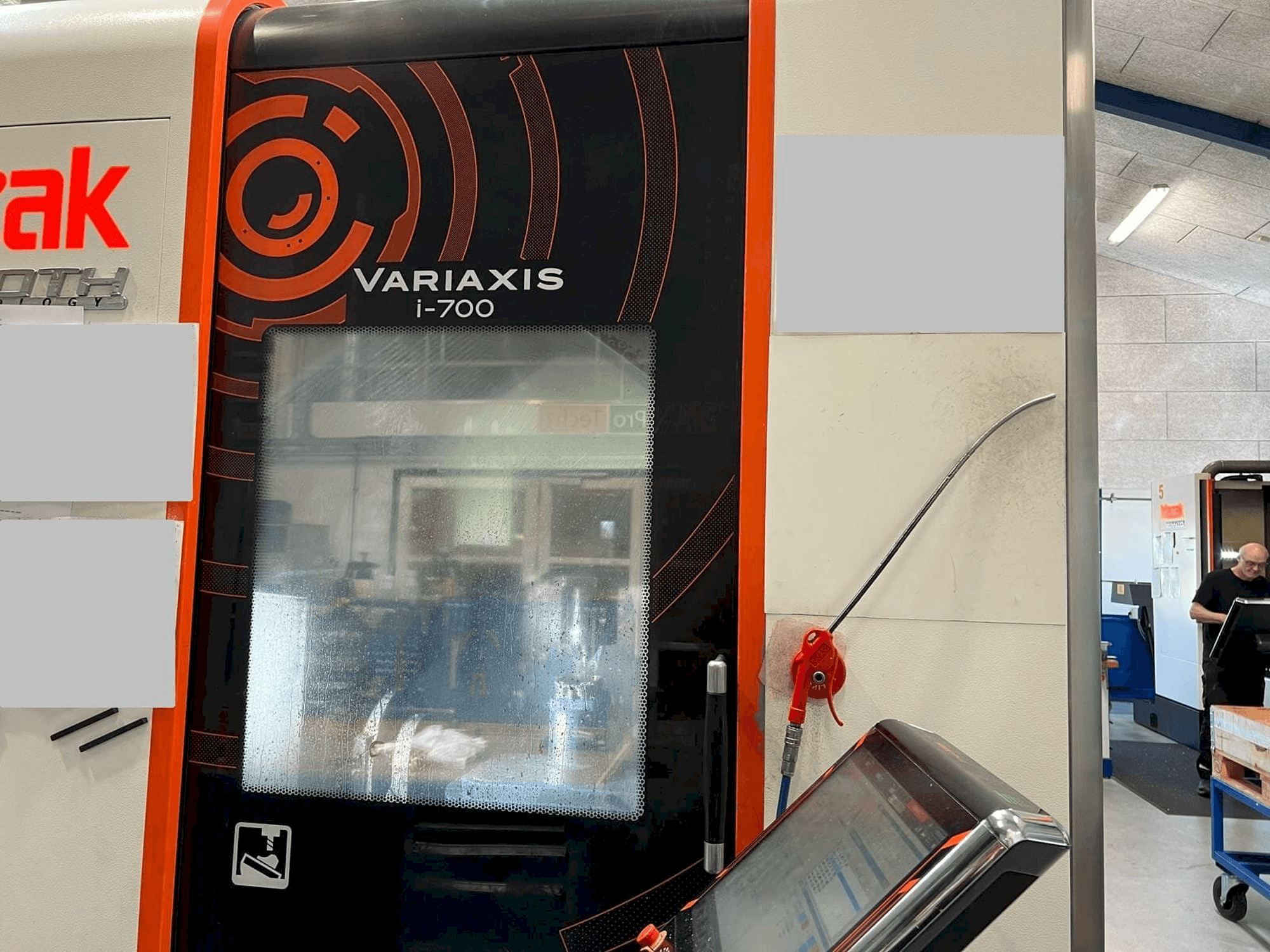 Vista frontal de la máquina Mazak Variaxis i-700
