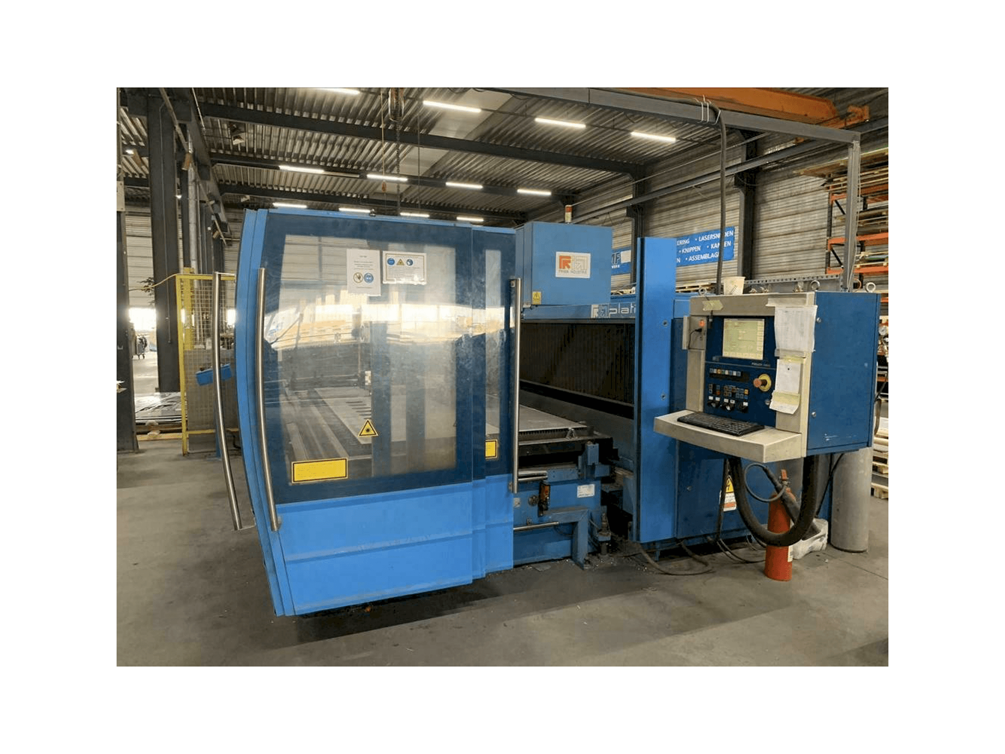 Vista frontal de la máquina Prima Power Platino 1530