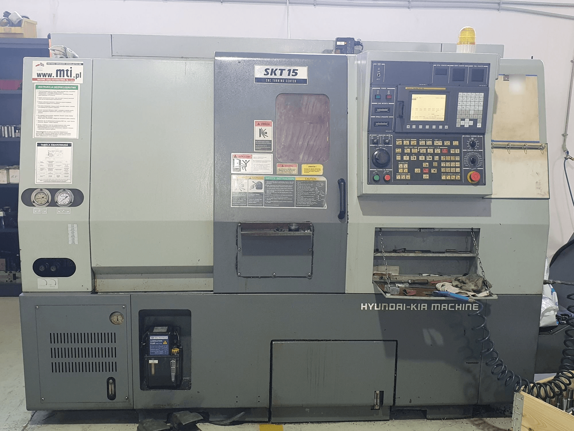 Vista frontal de la máquina Hyundai Kia SKT15