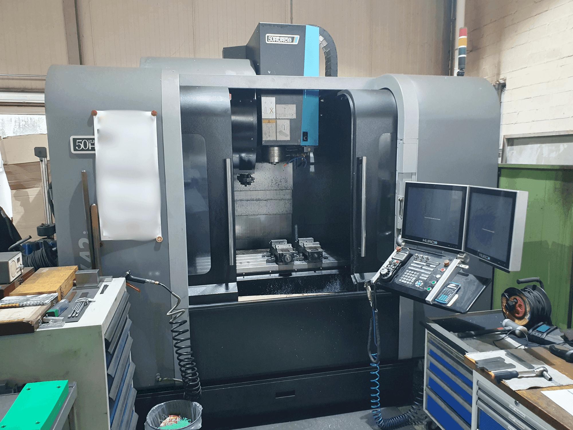 Vista frontal de la máquina Hurco VMX42i