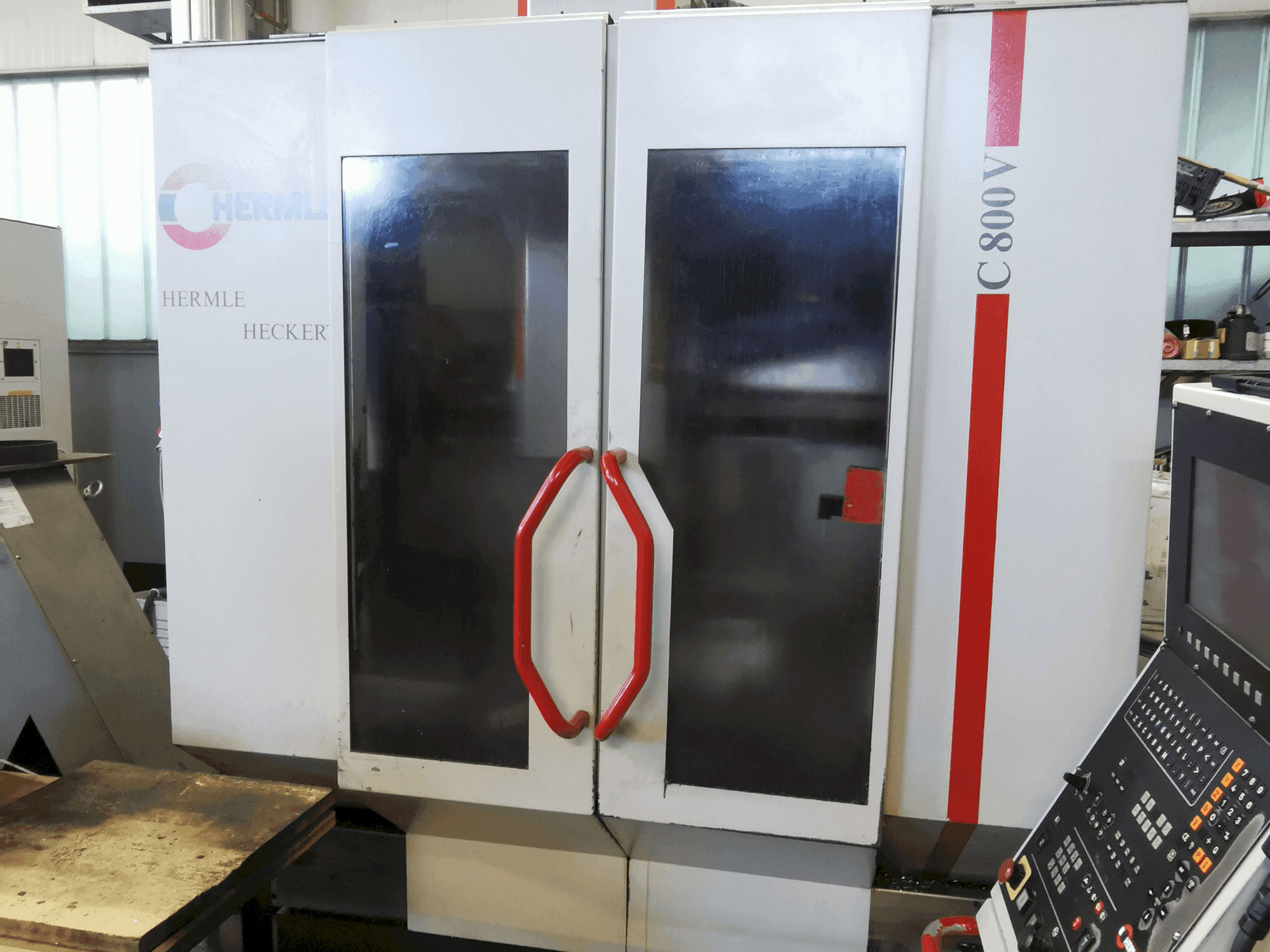 Vista frontal de la máquina HERMLE C 800 V