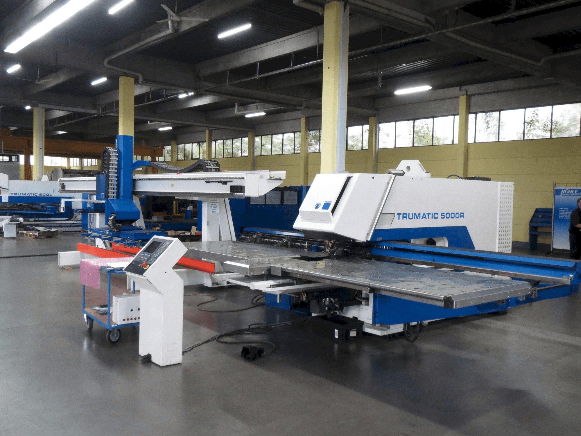 Vista frontal de la máquina Trumpf Trumatic 5000 R