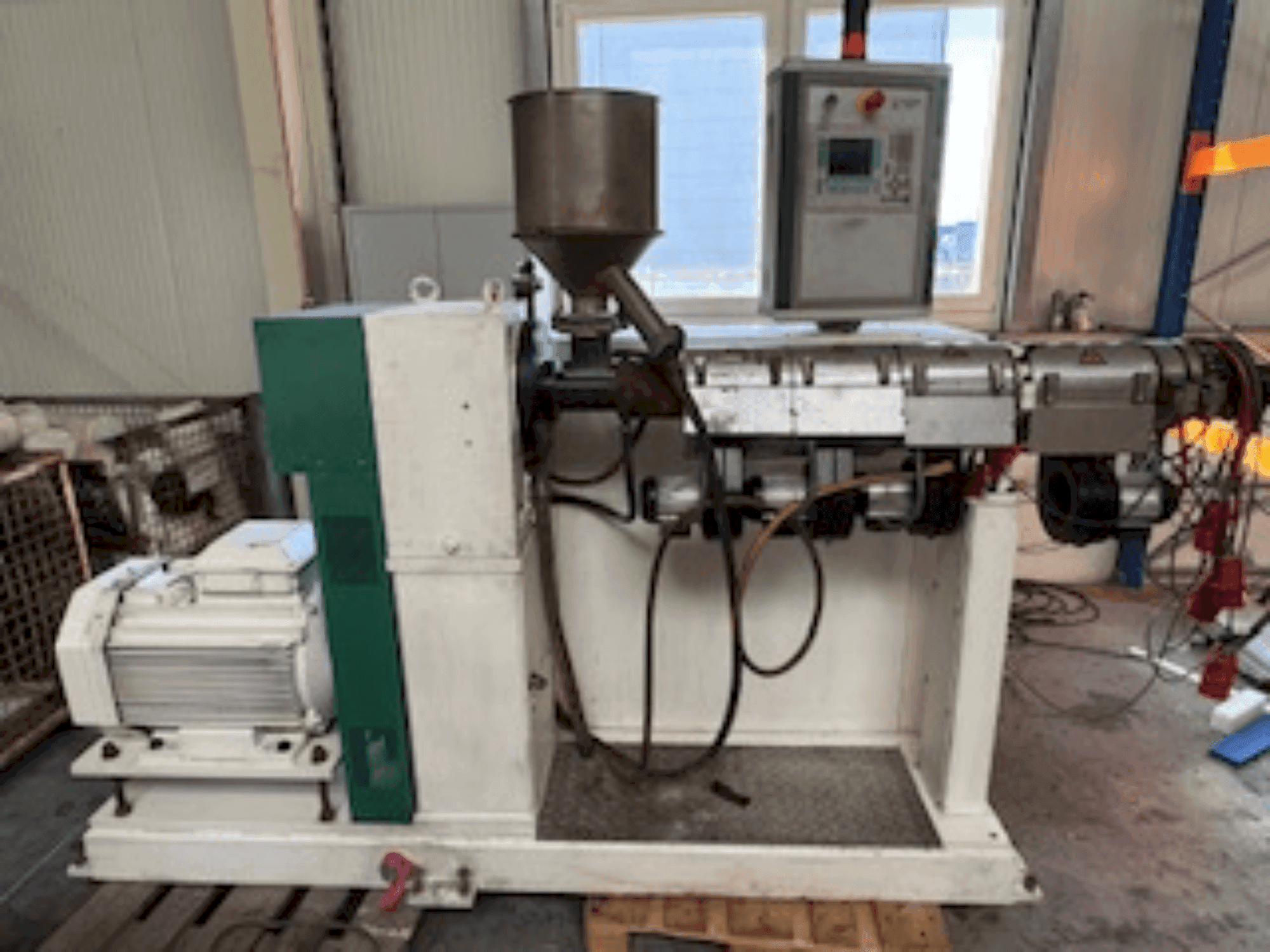 Vista frontal de la máquina KUHNE KS45-24D