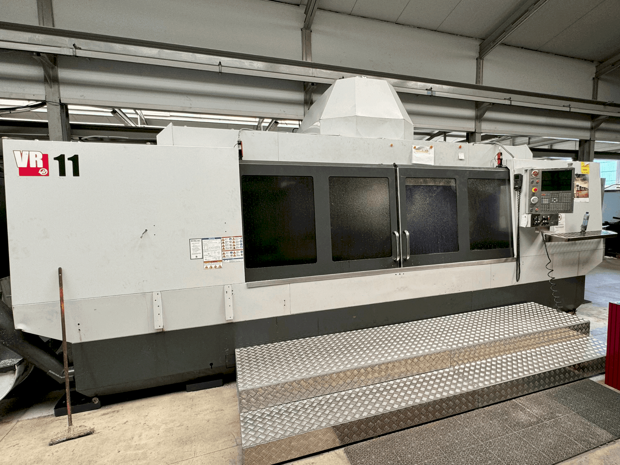 Vista frontal de la máquina HAAS VR-11