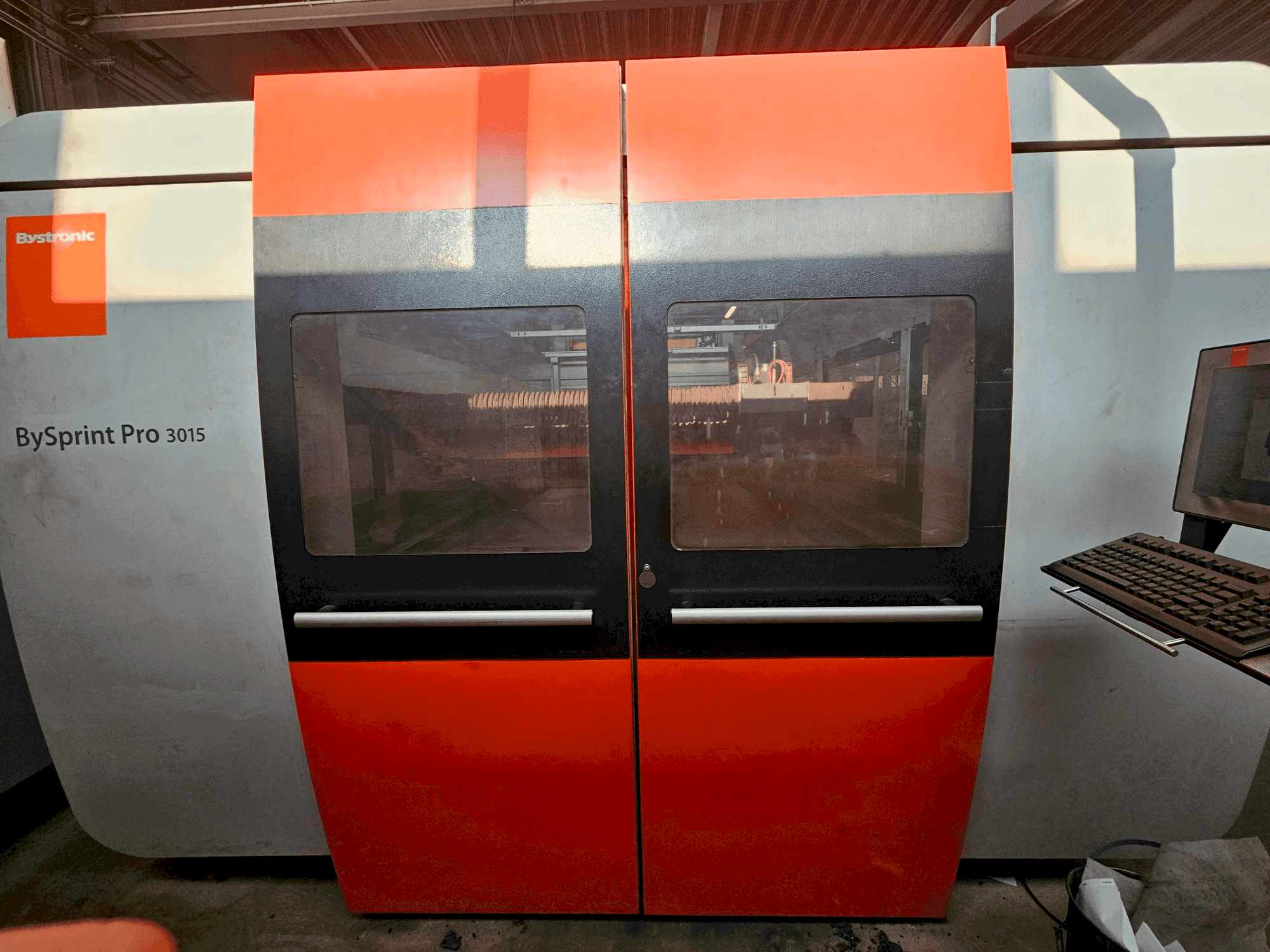 Vista frontal de la máquina Bystronic Bysprint Pro 3015