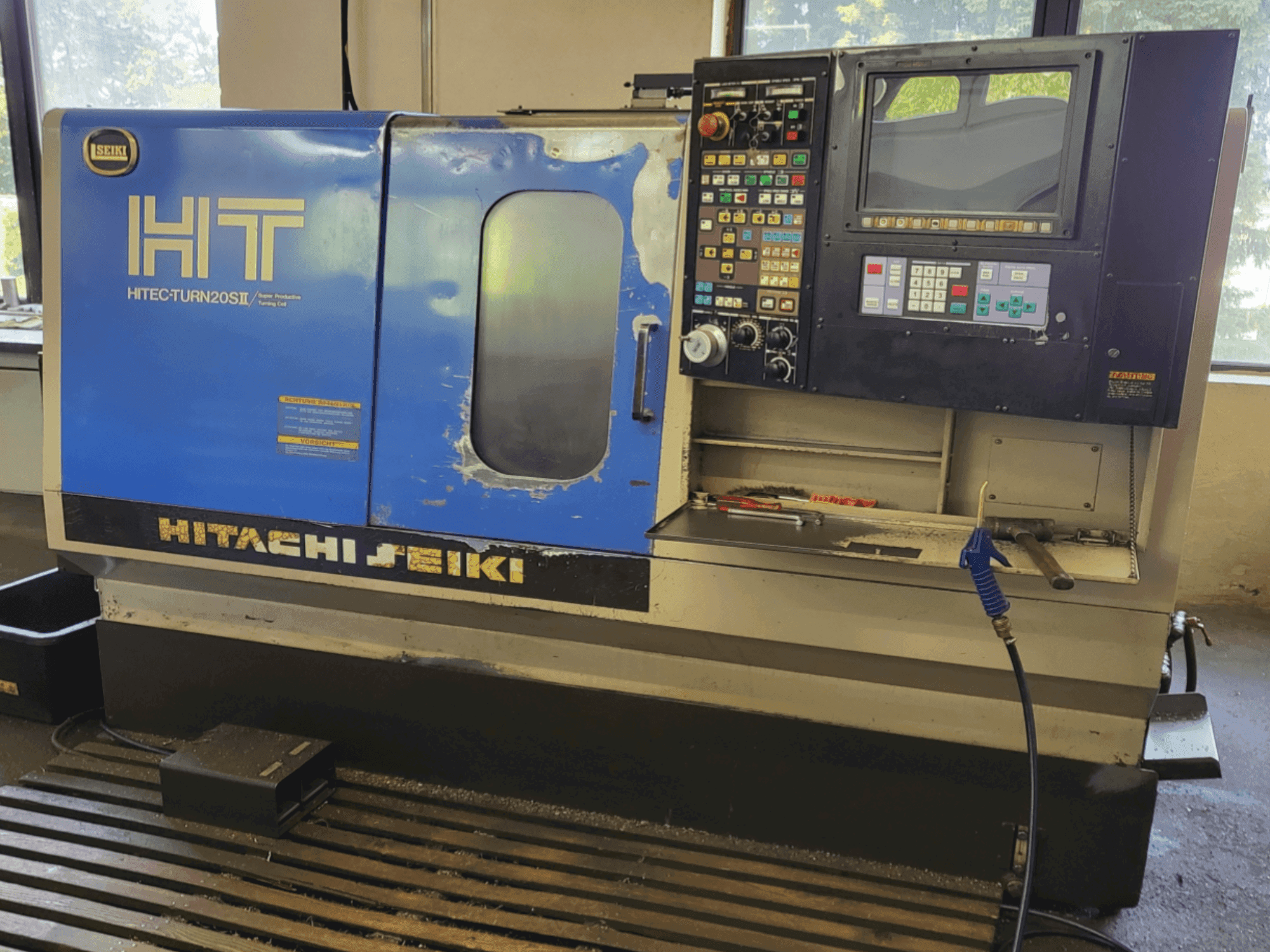 Vista frontal de la máquina HITACHI SEIKI HT 20SII