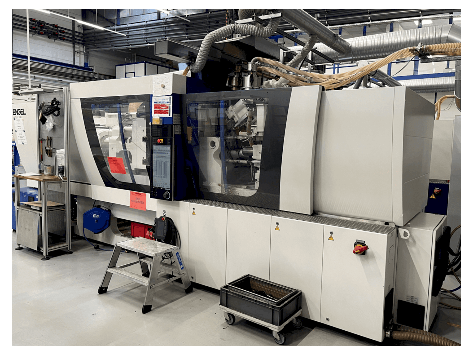 Vista frontal de la máquina Engel Victory 200H 60W 180