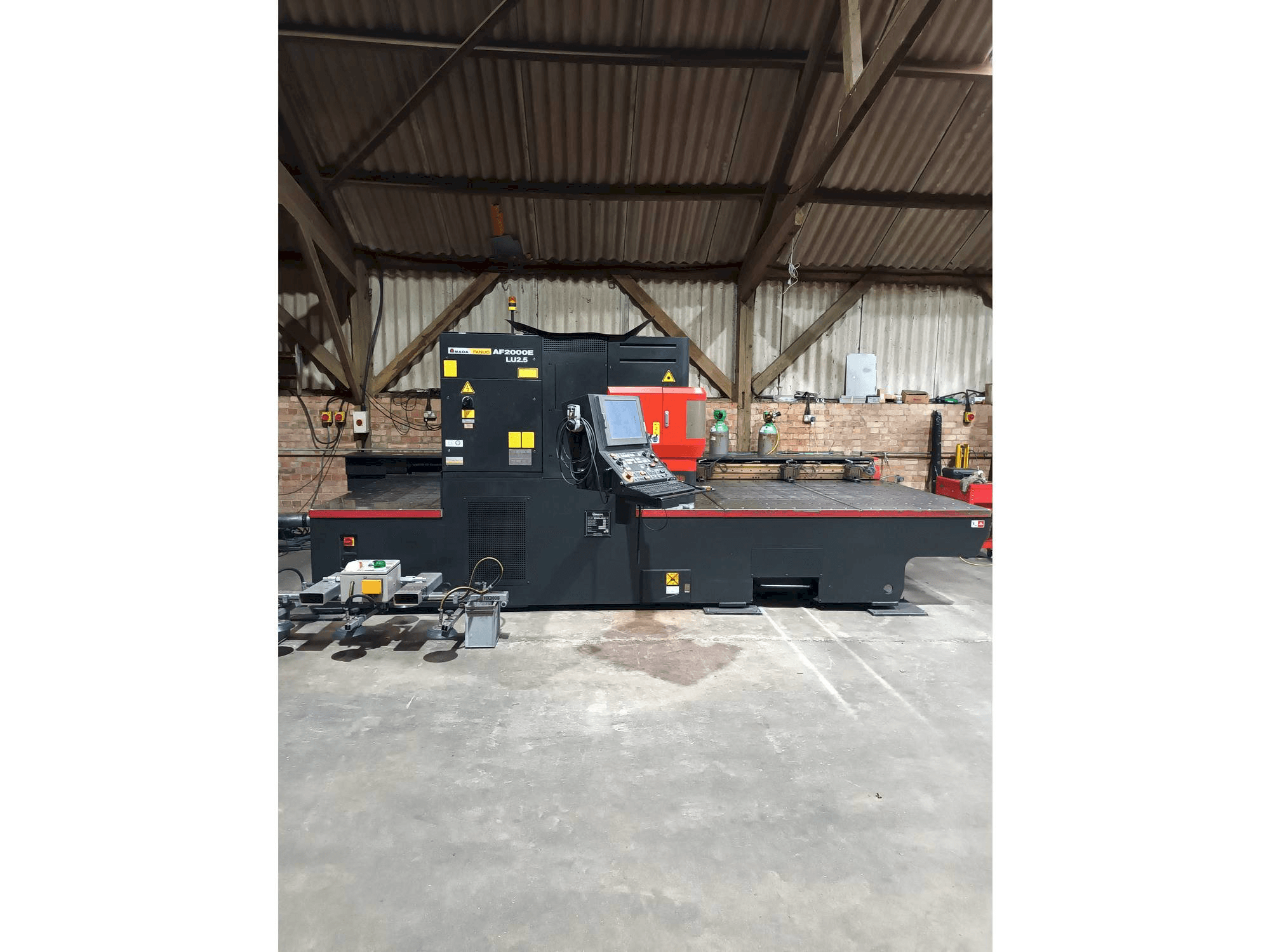 Vista frontal de la máquina AMADA LC 2415 alpha 4 NT