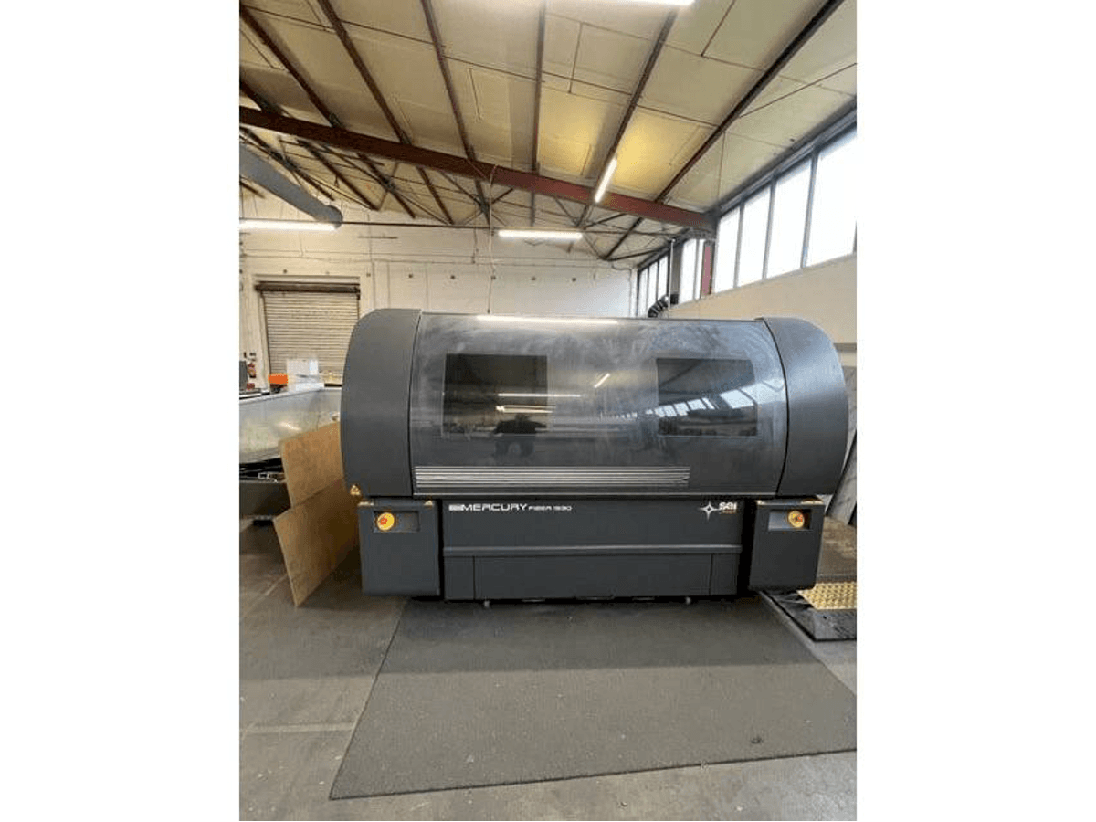 Vista frontal de la máquina SEI Laser Mercury 1560