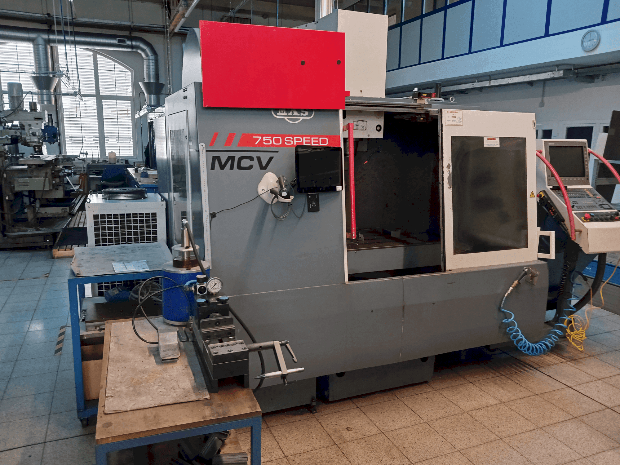 Vista frontal de la máquina KOVOSVIT MAS MCV 750 Speed