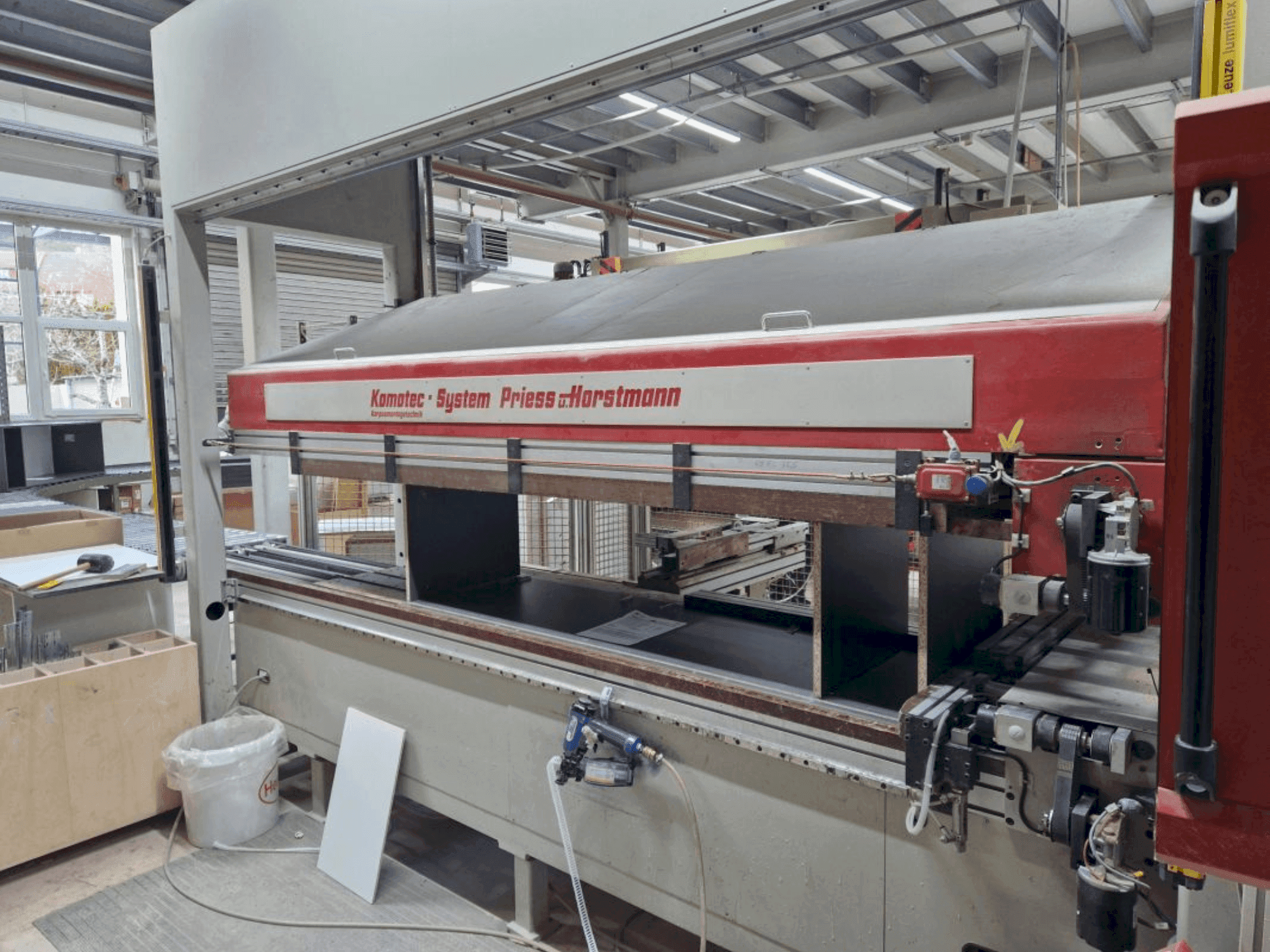 Vista frontal de la máquina Priess & Horstmann PBA-52M