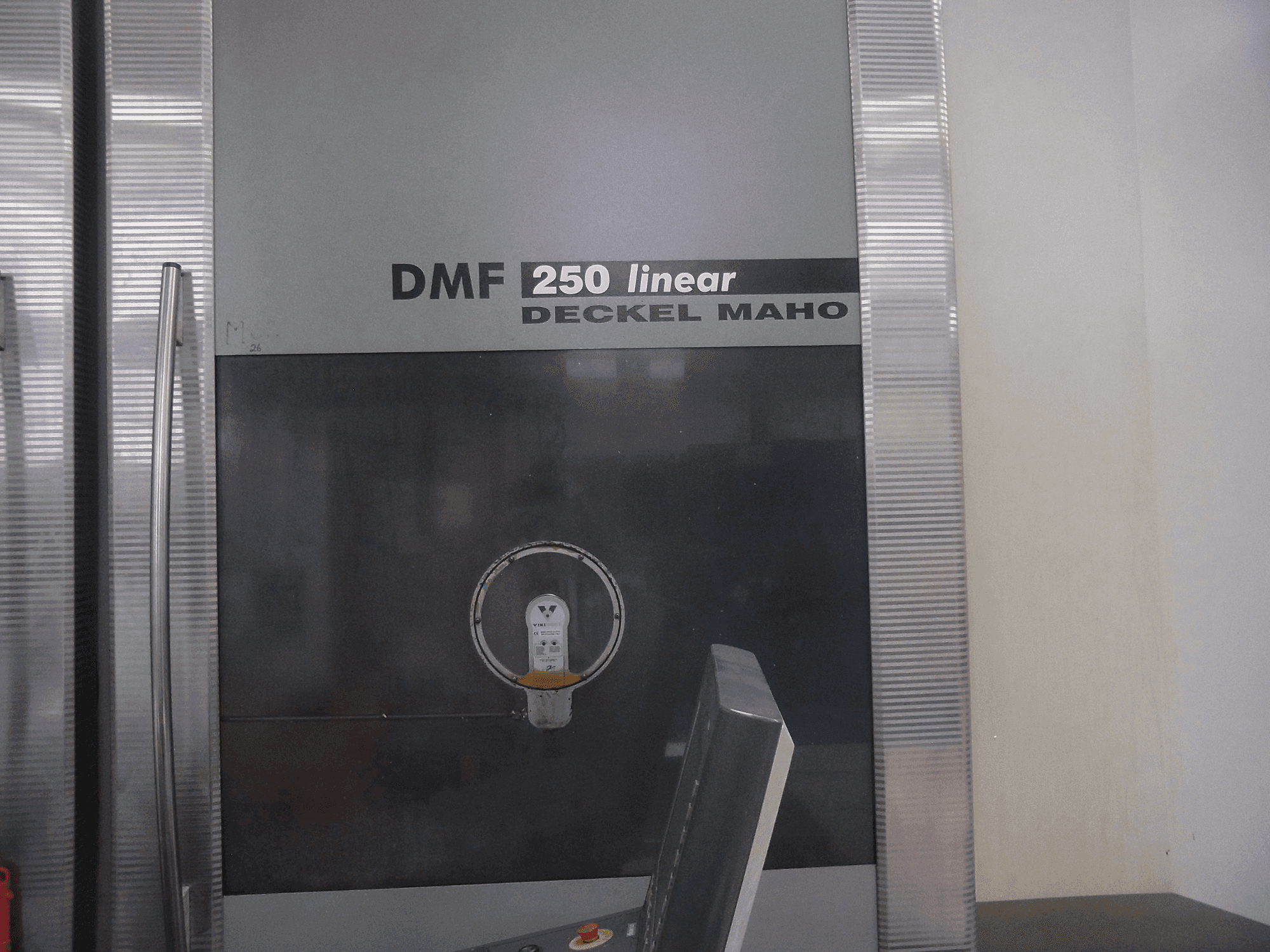Vista derecha de la máquina DECKEL MAHO DMF 250 linear