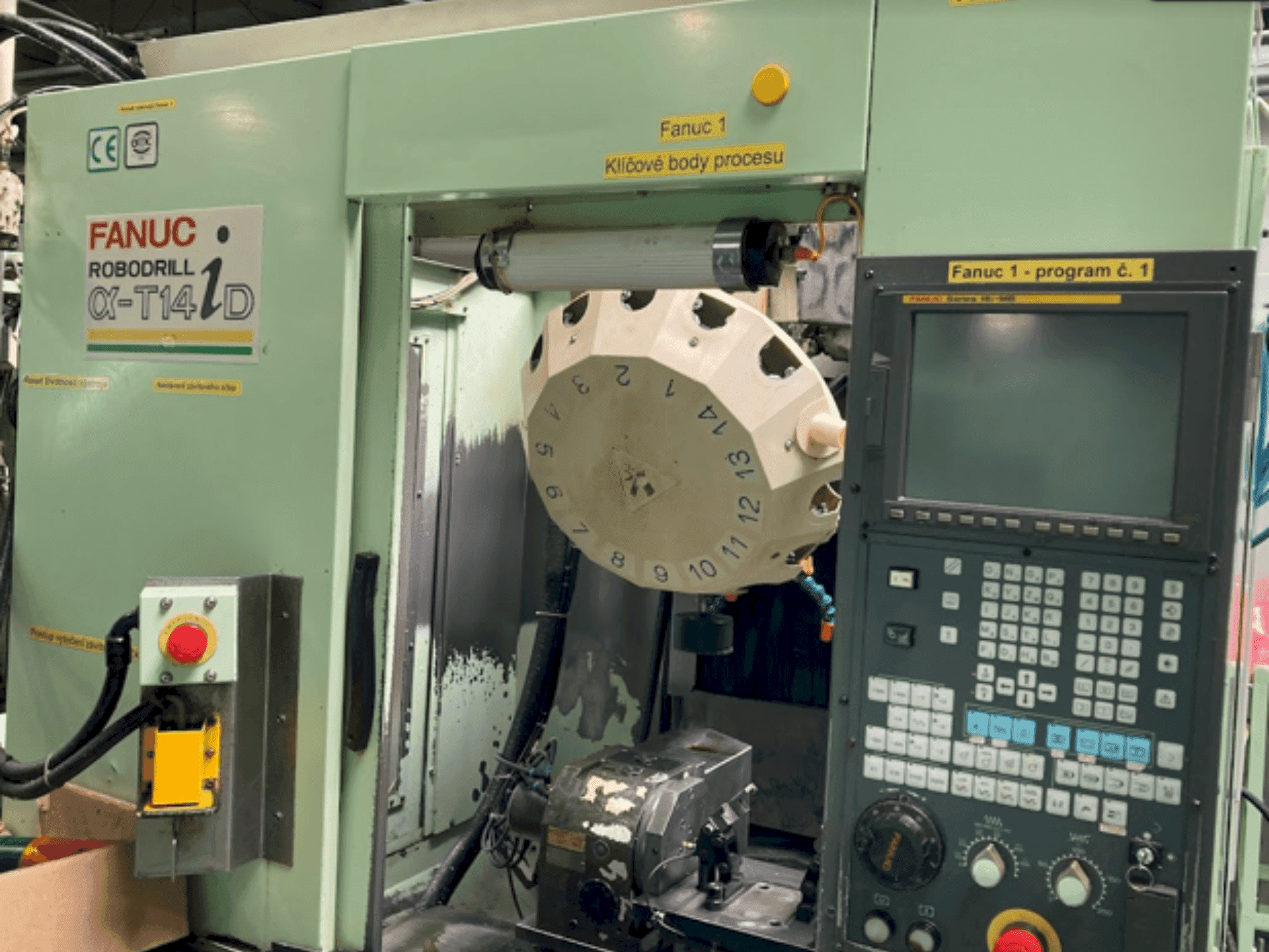 Vista frontal de la máquina FANUC Robodrill Alpha-T14 iD