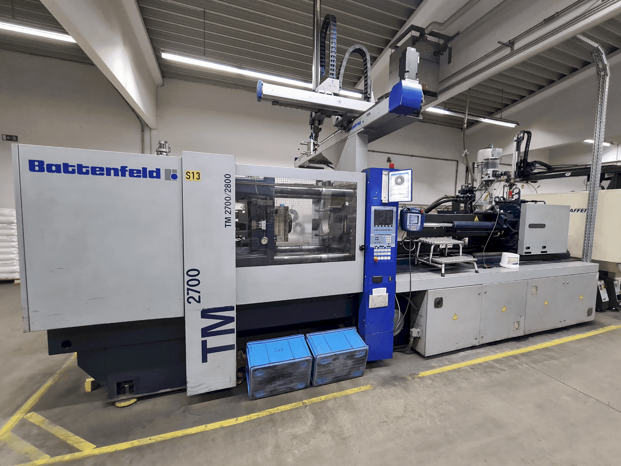 Vista frontal de la máquina Battenfeld TM 2700/2800