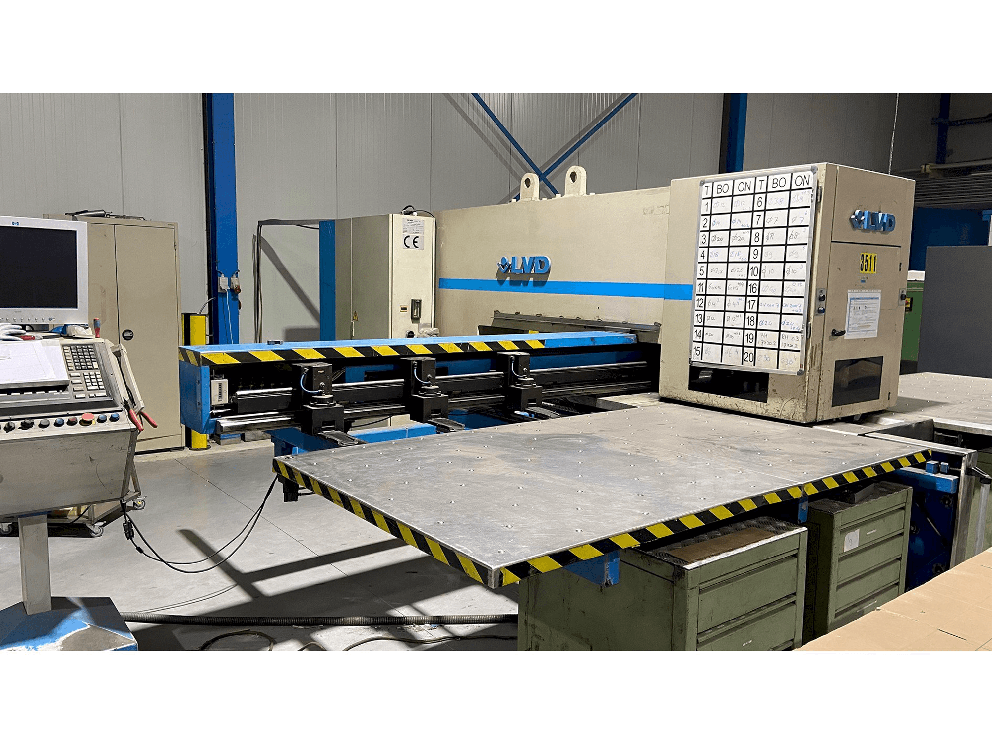 Vista frontal de la máquina LVD Delta 1250-LB-TN