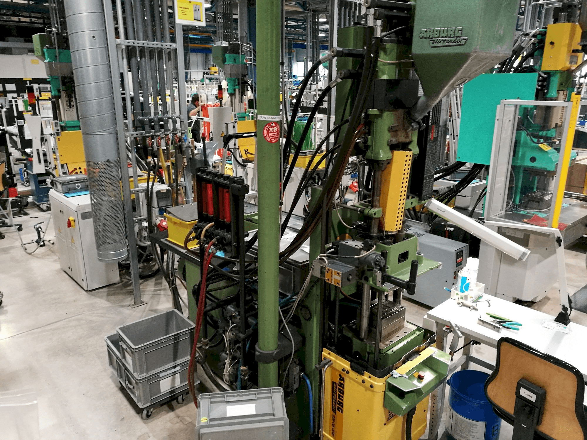 Vista frontal de la máquina Arburg 221-75-350