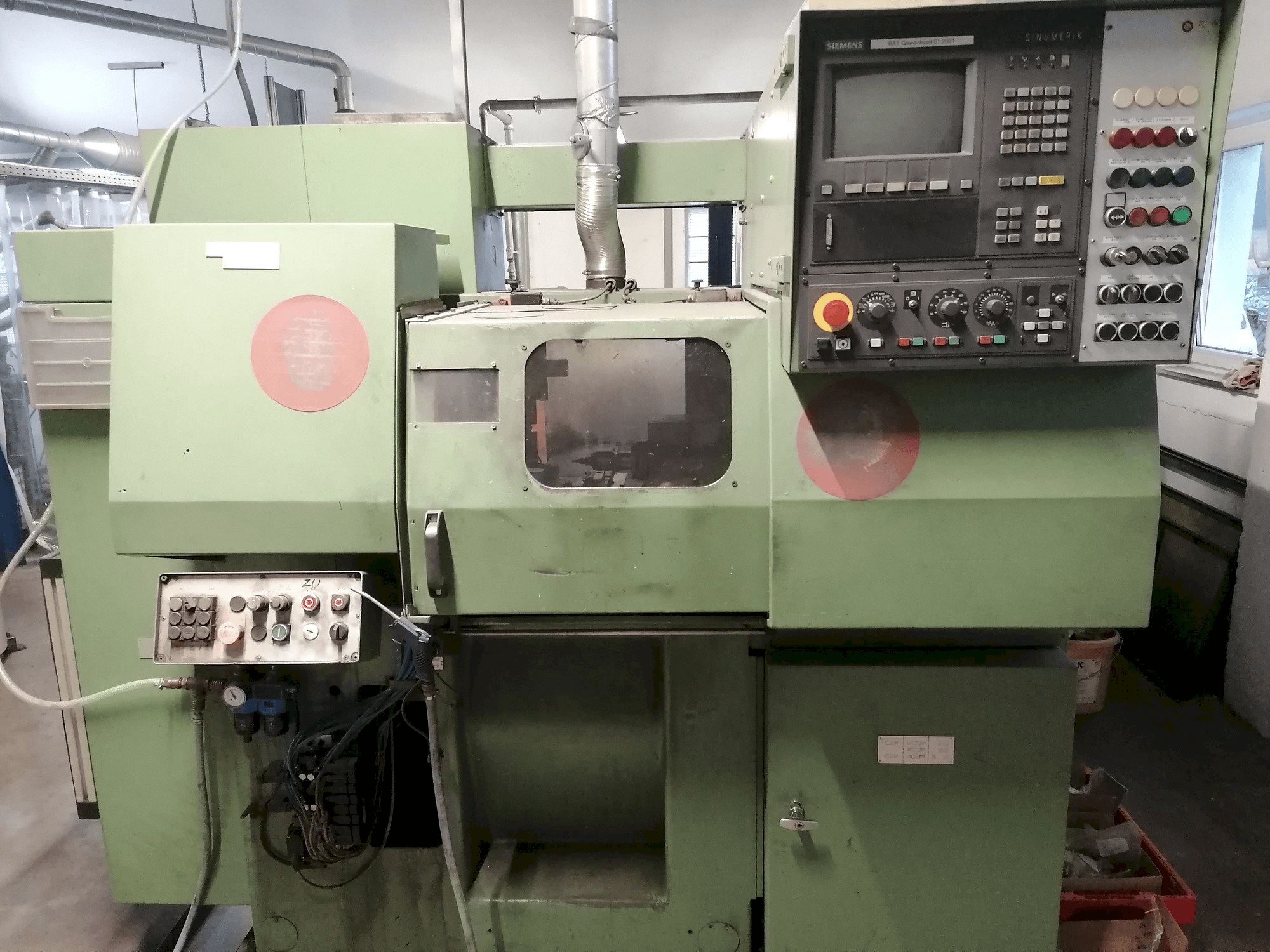 Vista frontal de la máquina Scherer - Feinbau Snc 100 (1999)