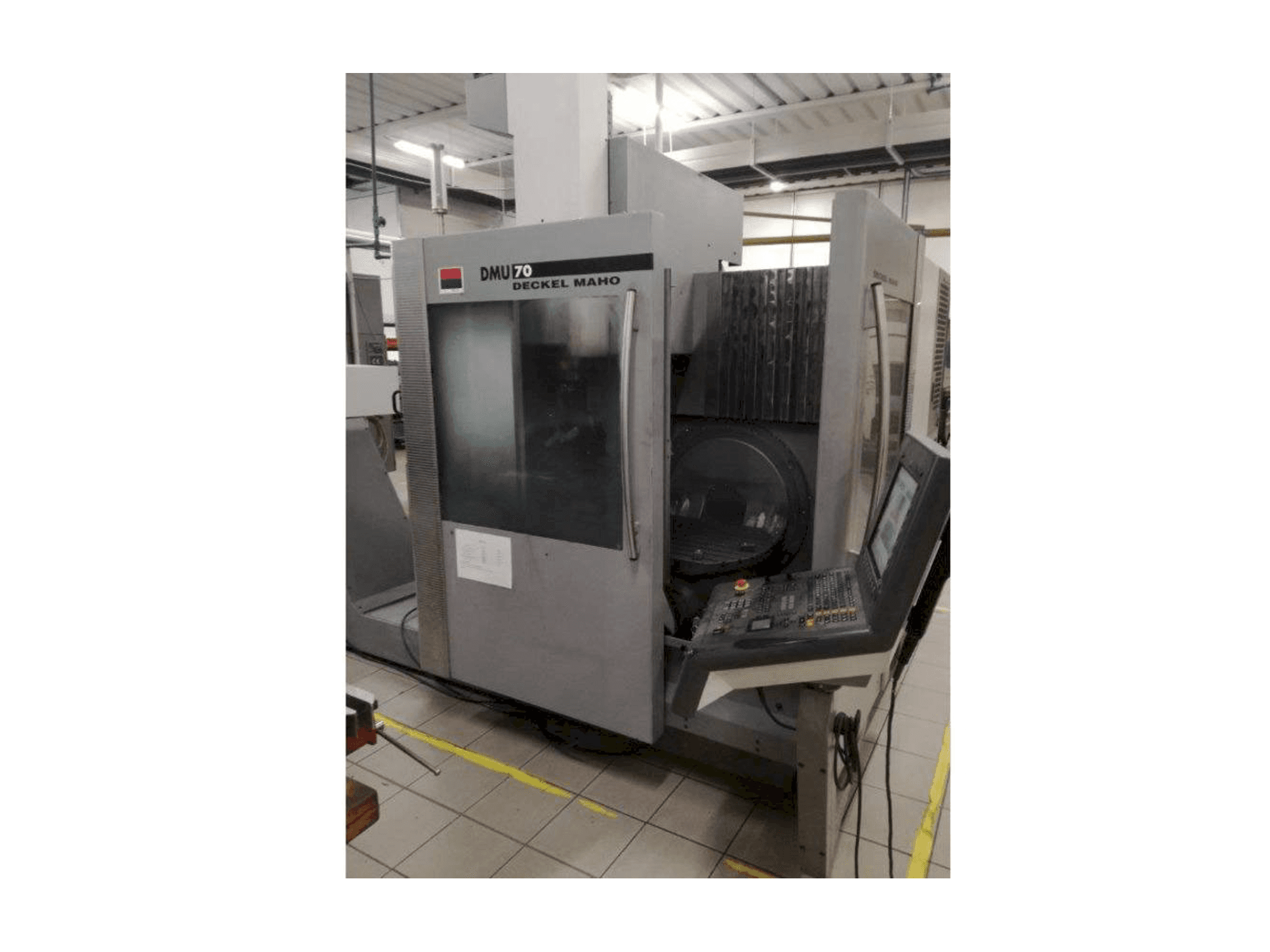 Vista frontal de la máquina DECKEL MAHO DMU 70