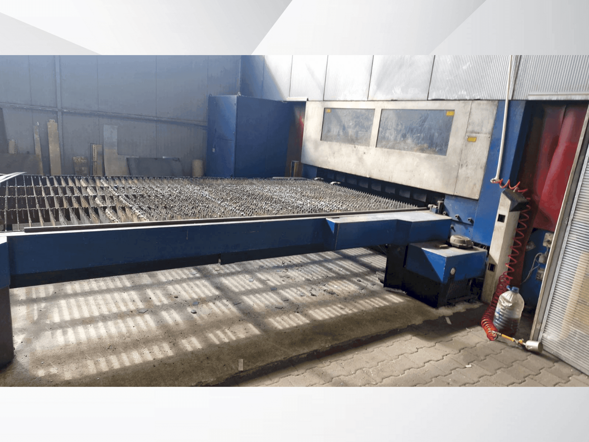 Vista frontal de la máquina TRUMPF TRUMATIC L 4030