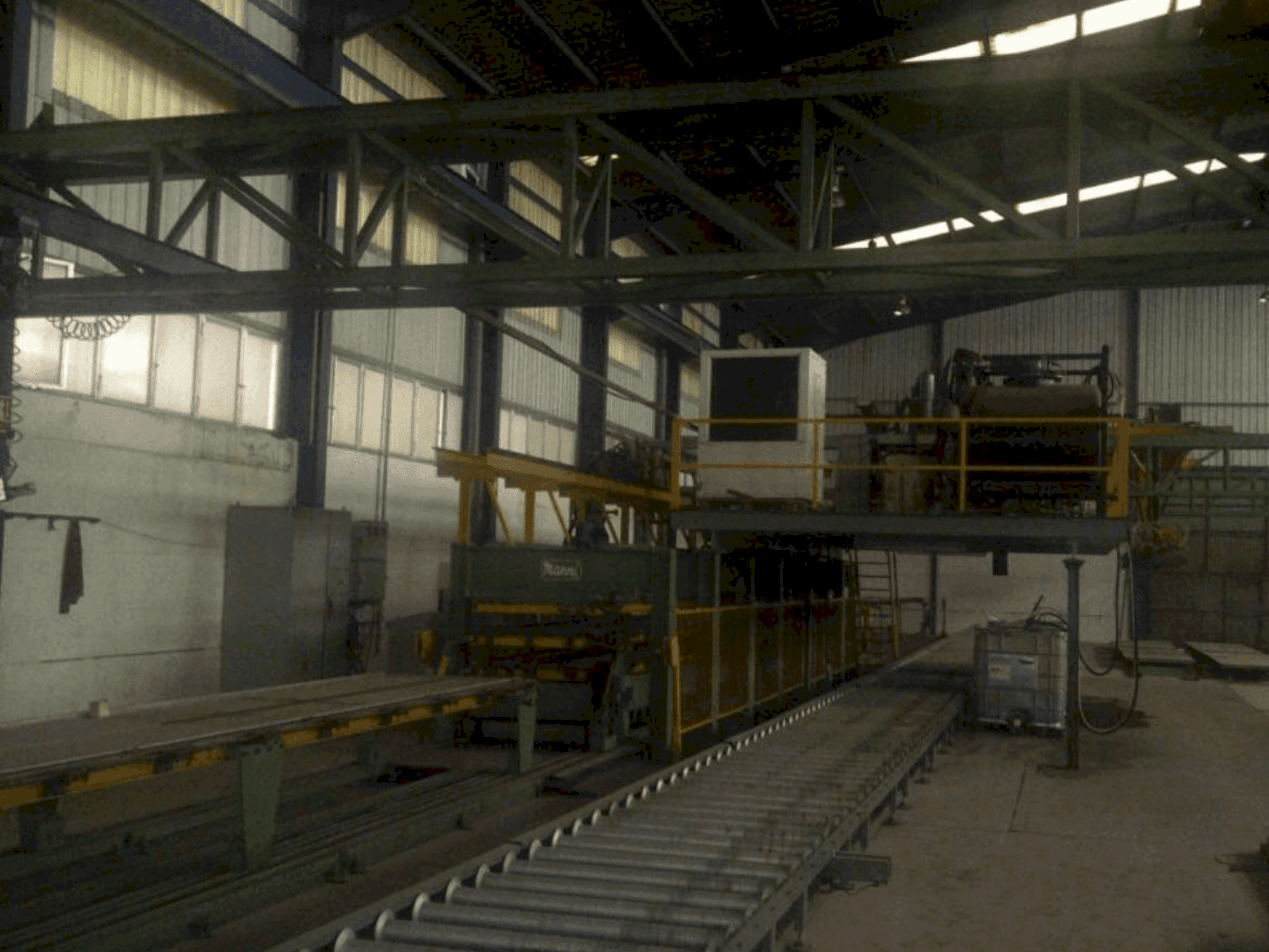 Vista frontal de la máquina MANNI Sandwich Panel Production Line