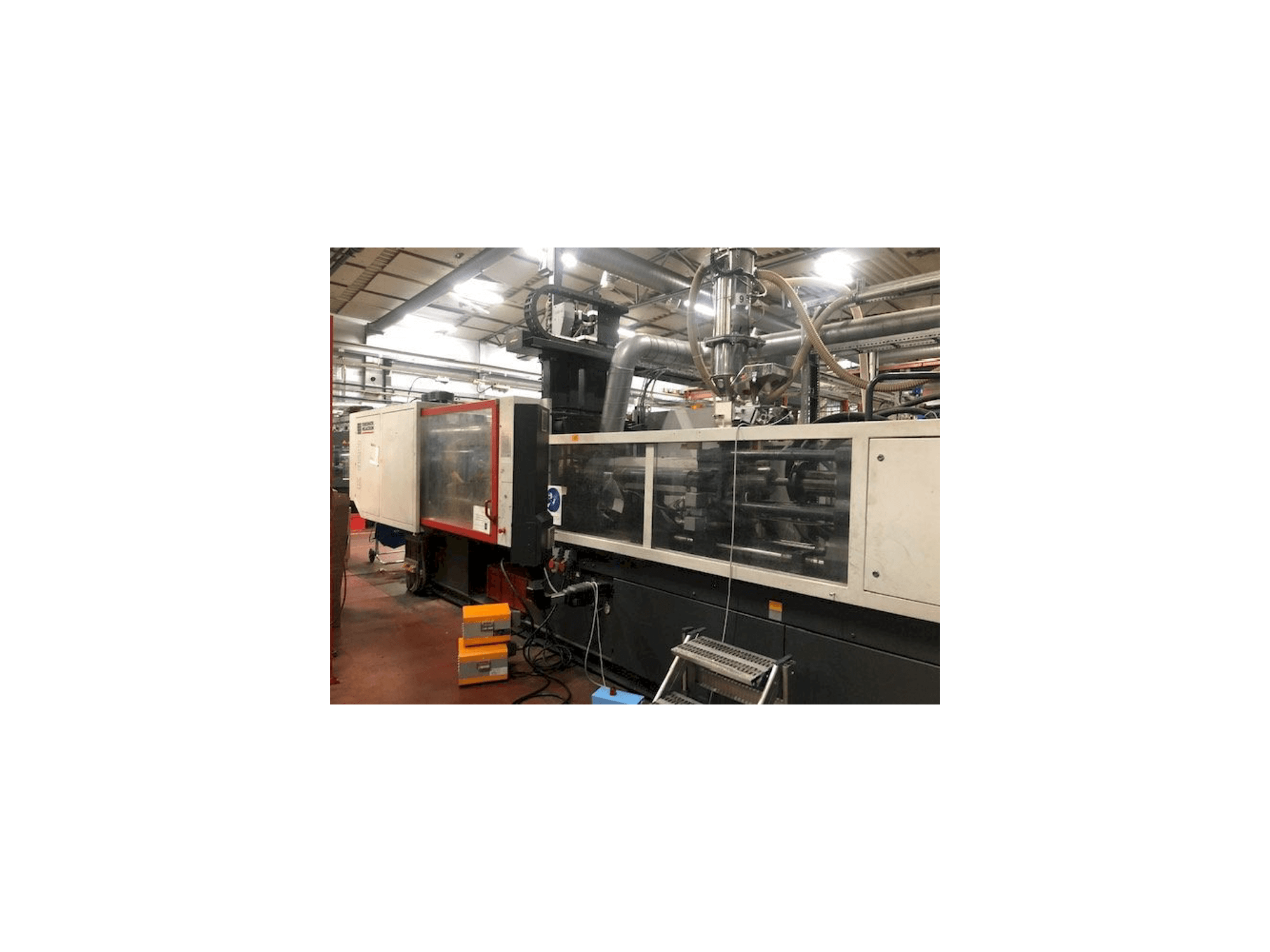 Vista frontal de la máquina FERROMATIK MILACRON K320