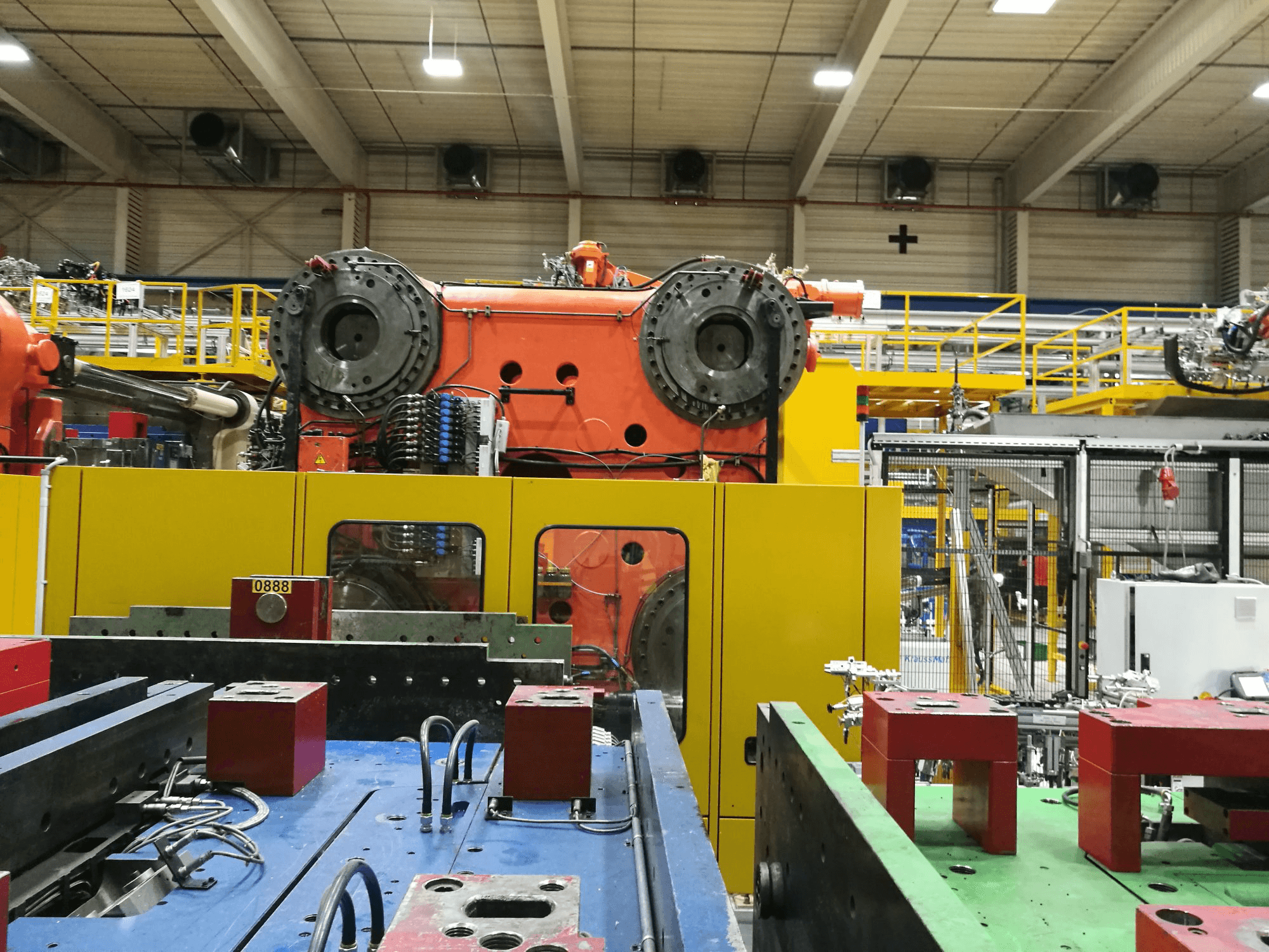 Vista frontal de la máquina Husky E 3150 RS 170/155