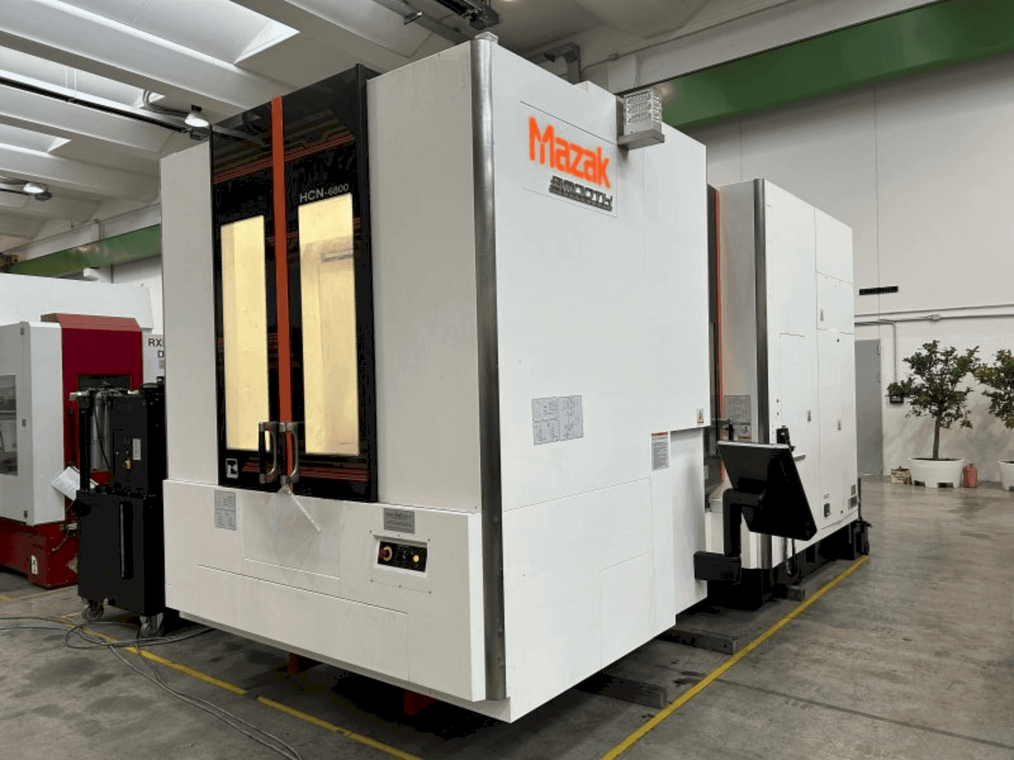 Vista frontal de la máquina Mazak HCN-6800
