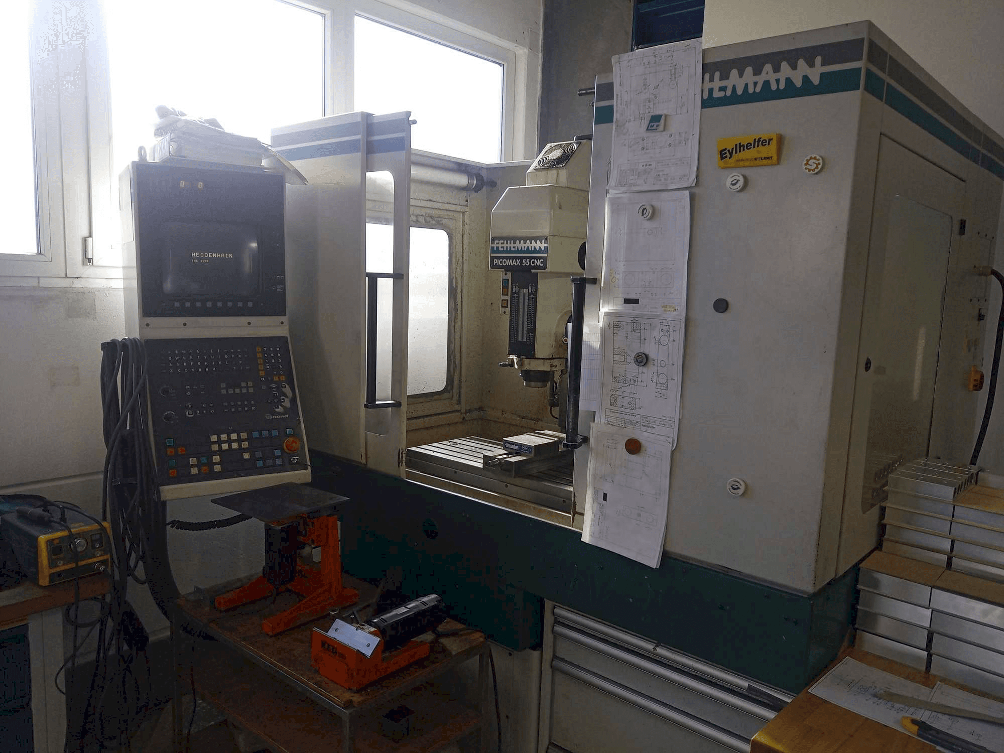 Vista frontal de la máquina FEHLMANN Picomax 55 CNC