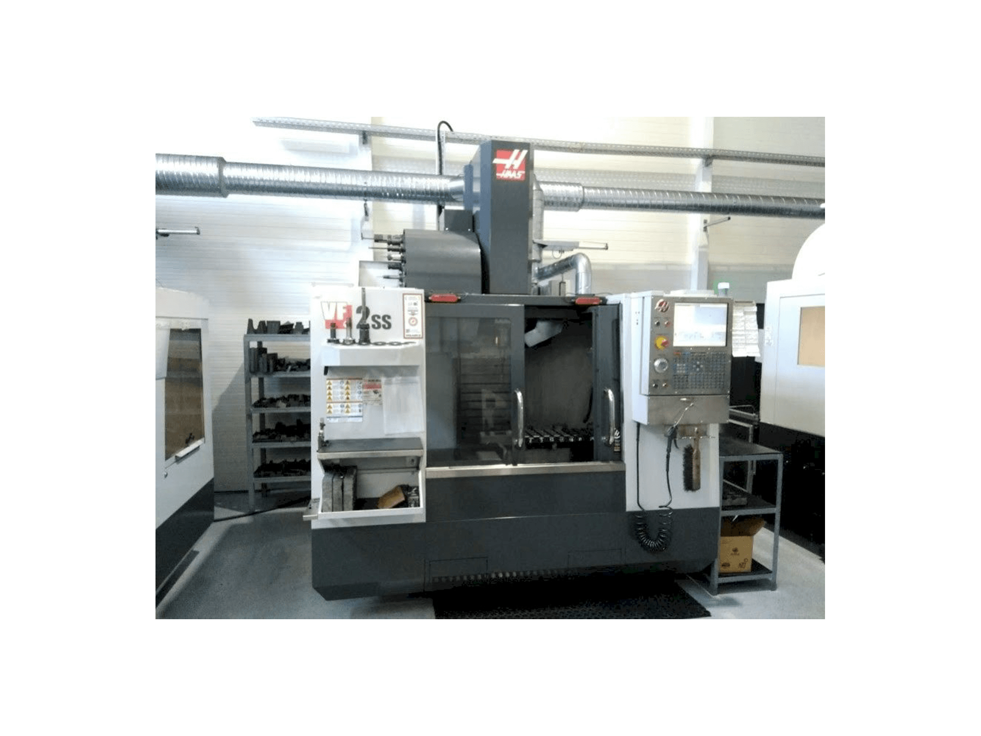 Vista frontal de la máquina HAAS VF2 SS