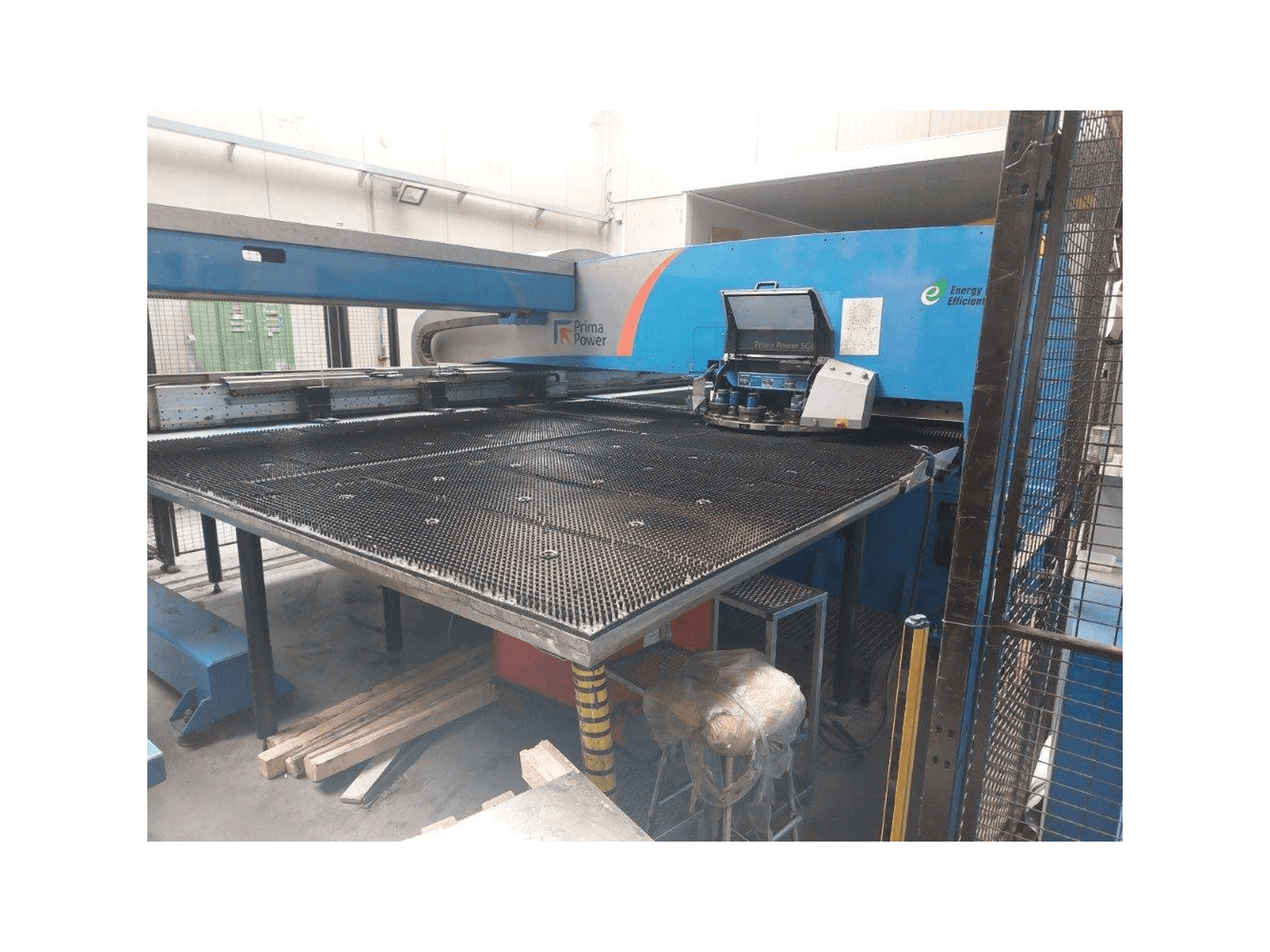 Vista frontal de la máquina Prima Power SGe6
