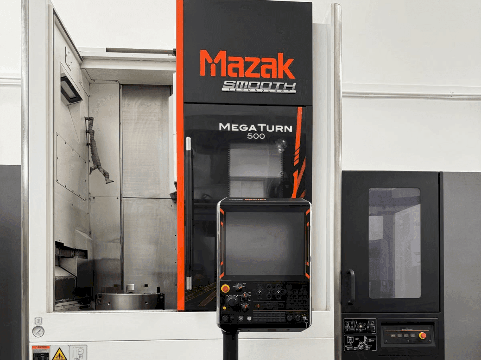 Vista frontal de la máquina Mazak Mega Turn 500
