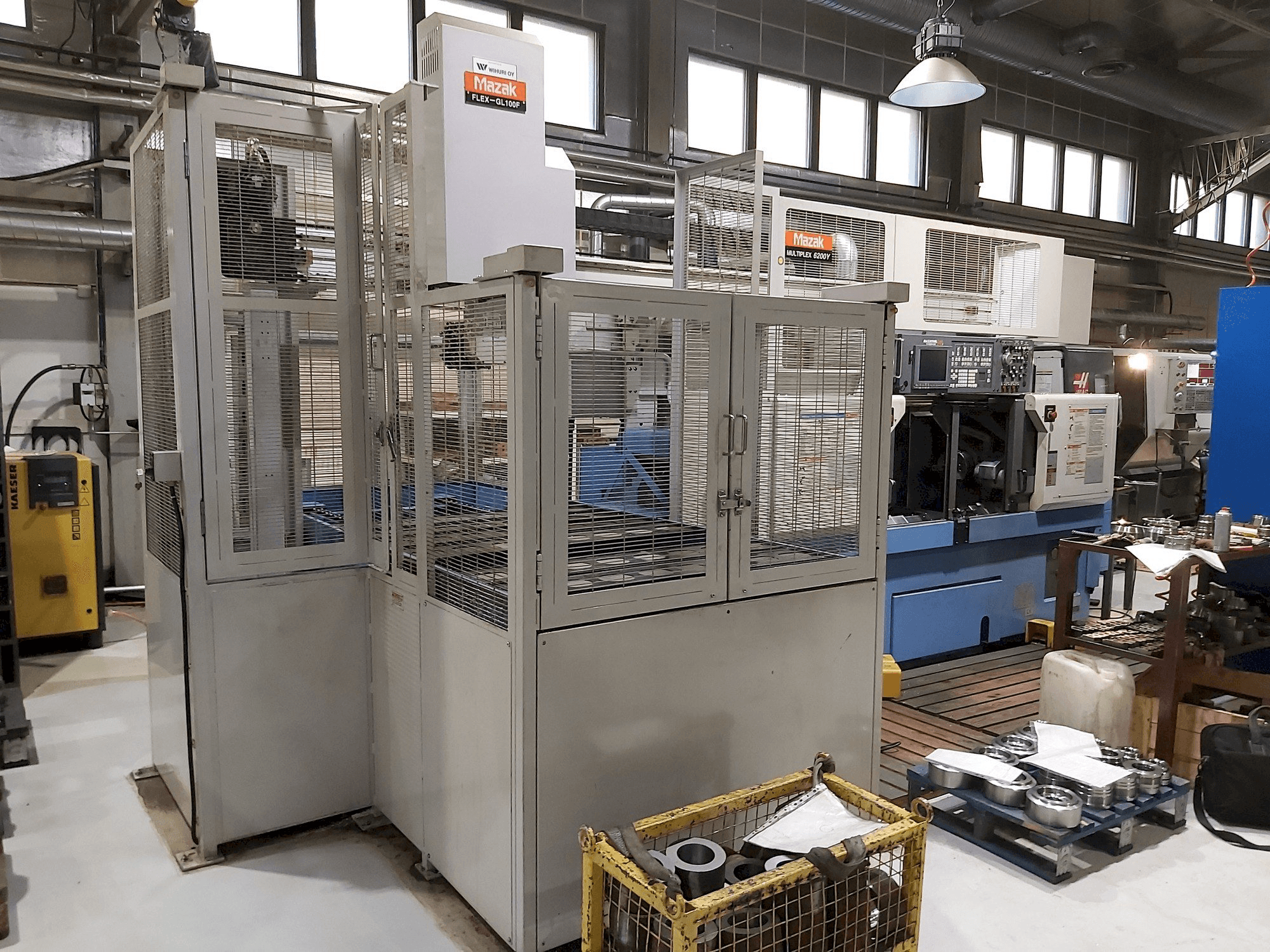 Vista frontal de la máquina Mazak Multiplex 6200Y + Gantry robot